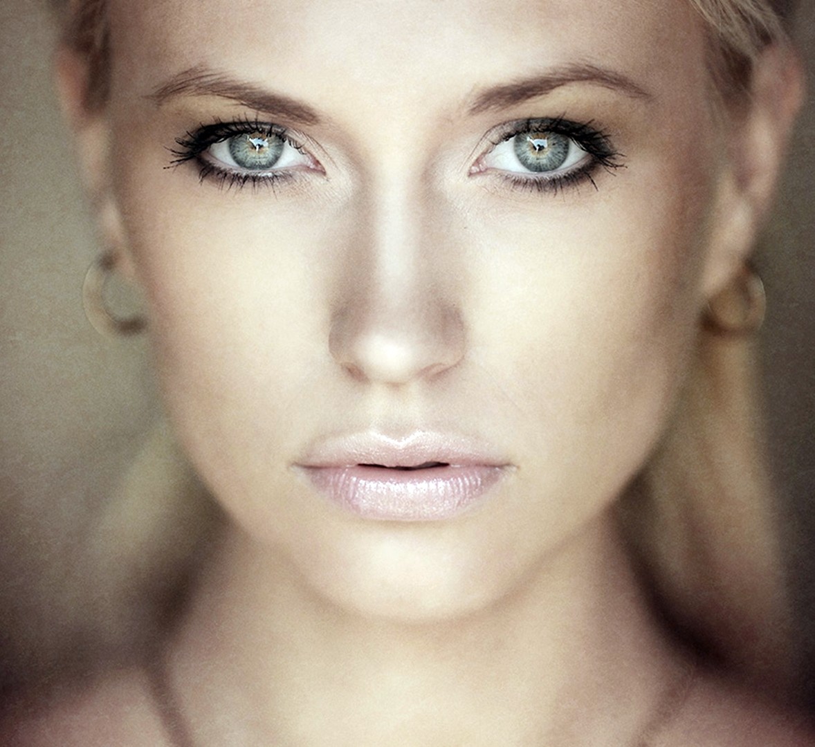 women blonde face closeup depth of field green eyes Wallpaper