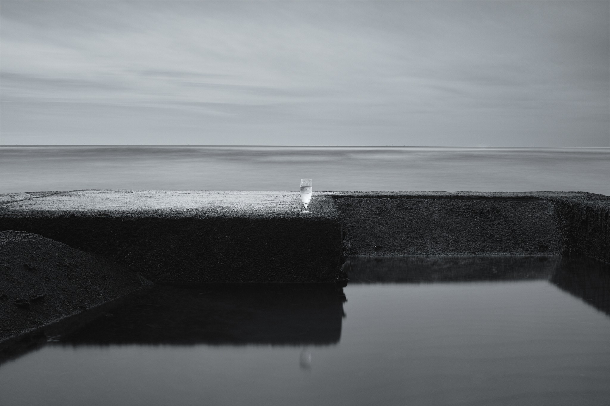 minimalism, Monochrome, Water, Sea, Glasses, Horizon, Clouds, Walls, Reflection, Long exposure Wallpaper