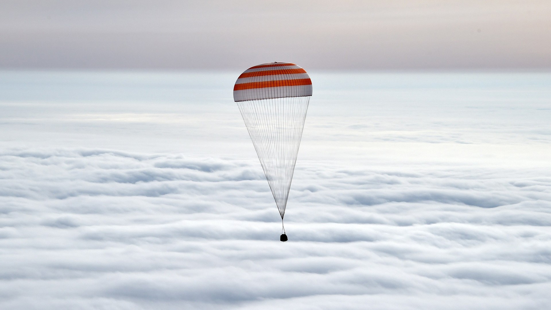 Roscosmos State Corporation, NASA, Soyuz, Parachutes, Clouds Wallpaper