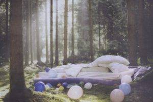 Hanna Fasching, Forest, Bed, Balloons