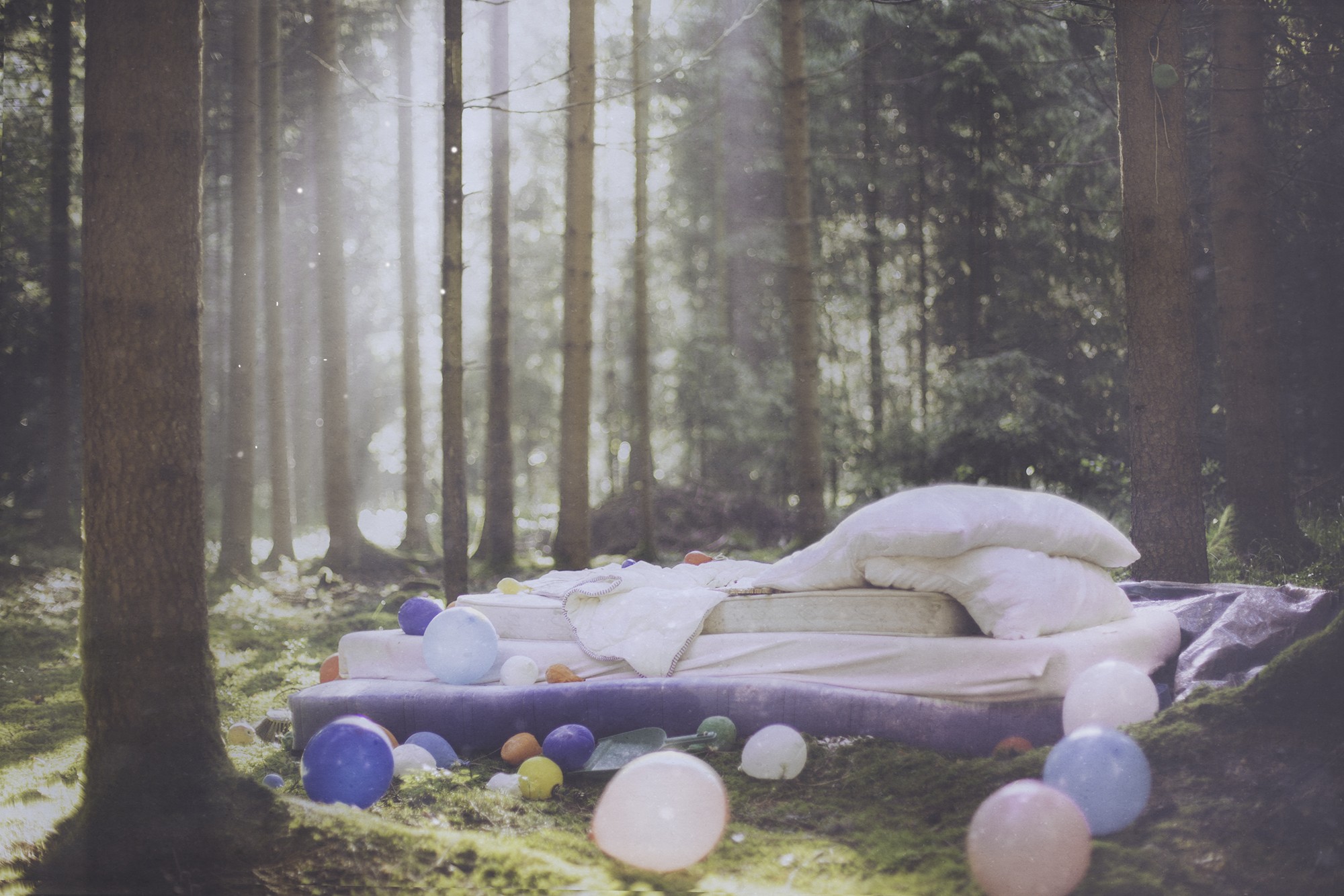 Hanna Fasching, Forest, Bed, Balloons Wallpaper