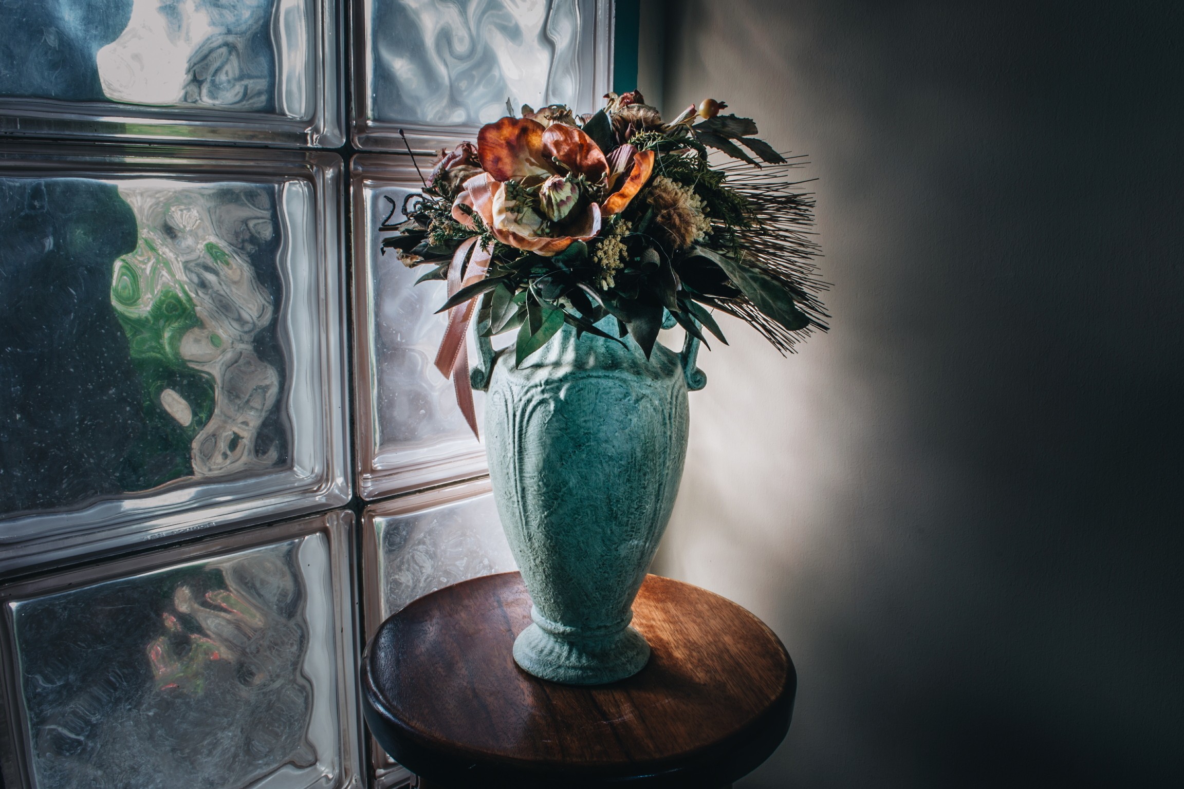 window, Vases, Flowers Wallpaper