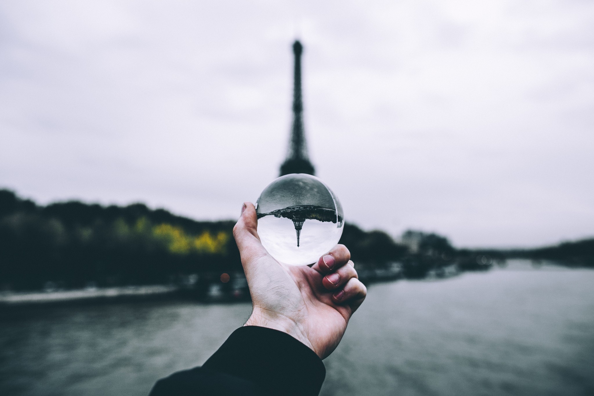 hands, Photography, Nature, Macro, Depth of field, Globes, Trees, Blurred, Eiffel Tower, Reflection Wallpaper