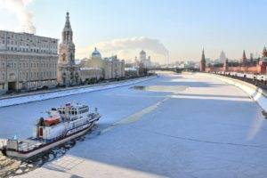 architecture, Building, City, Cityscape, Capital, River, Tower, Bridge, Old building, Moscow, Russia, Ship, Icebreakers, Winter, Snow, Ice, Smoke, Cathedral, Sunlight, Shadow, Street