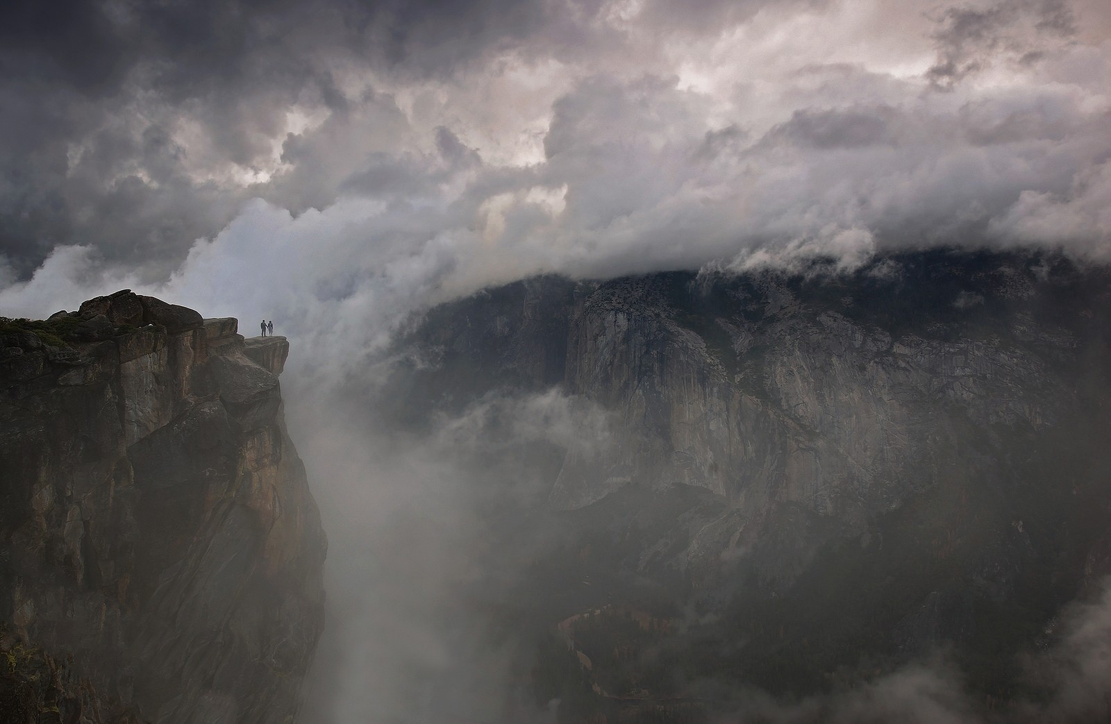 couple, Photography, Nature, Landscape, Cliff, Mist, Clouds, Hiking, Canyon, Yosemite National Park, California Wallpaper