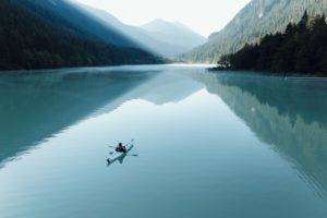 nature, Photography, Landscape, Lake, Mountains, Forest, Morning, Kayaks, Calm waters, Reflection, Sunlight, Washington state