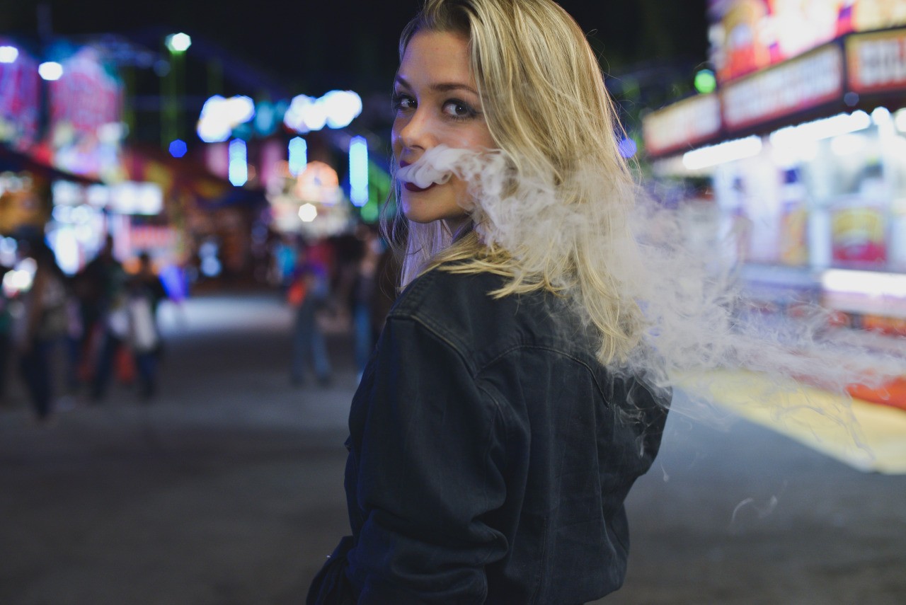 blonde, Nightlive, Smoking, Cityscape Wallpaper