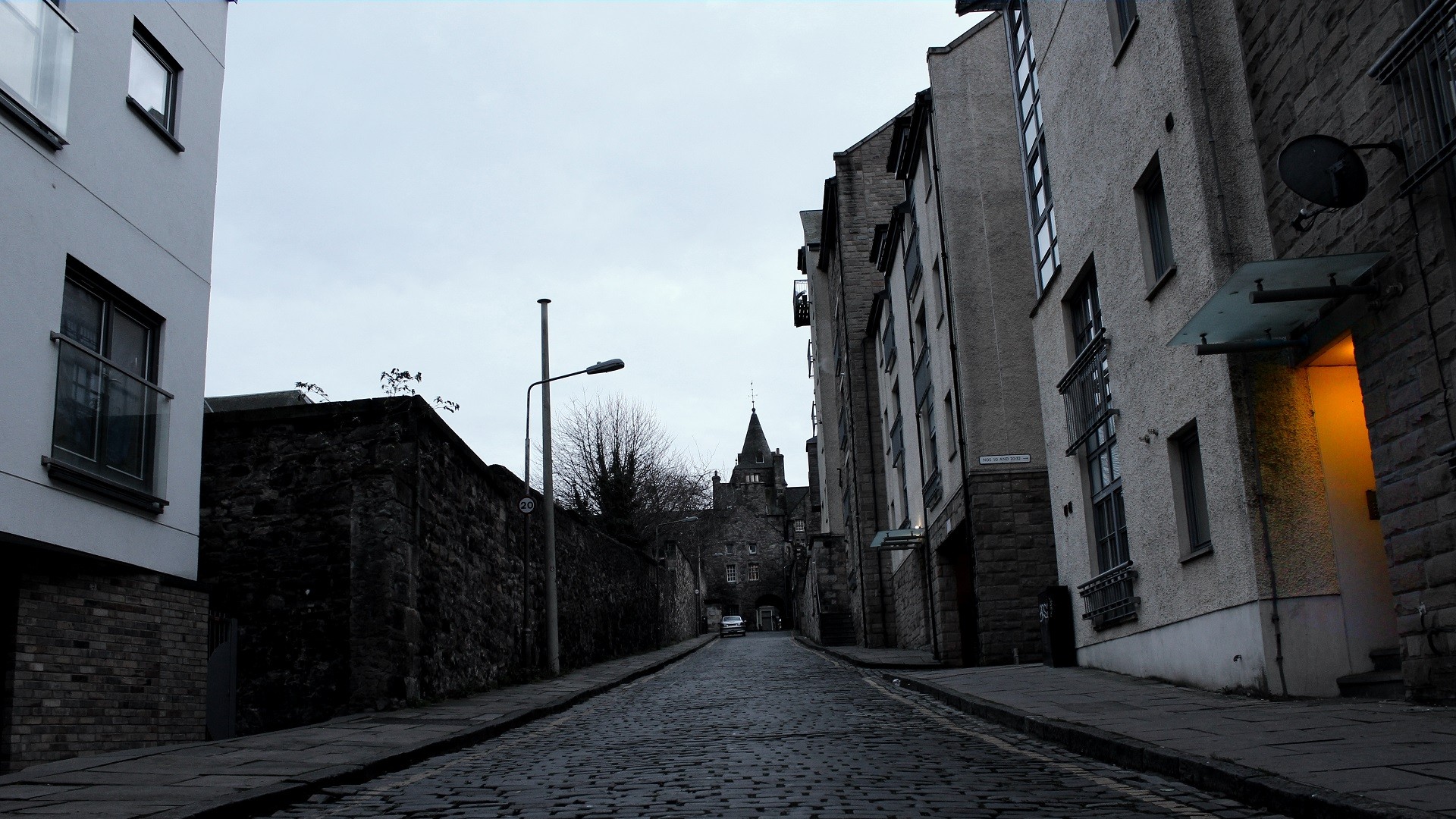 Edinburgh, Alleyway, Light bulb, Clouds, Overcast, Scotland, Trash Wallpaper