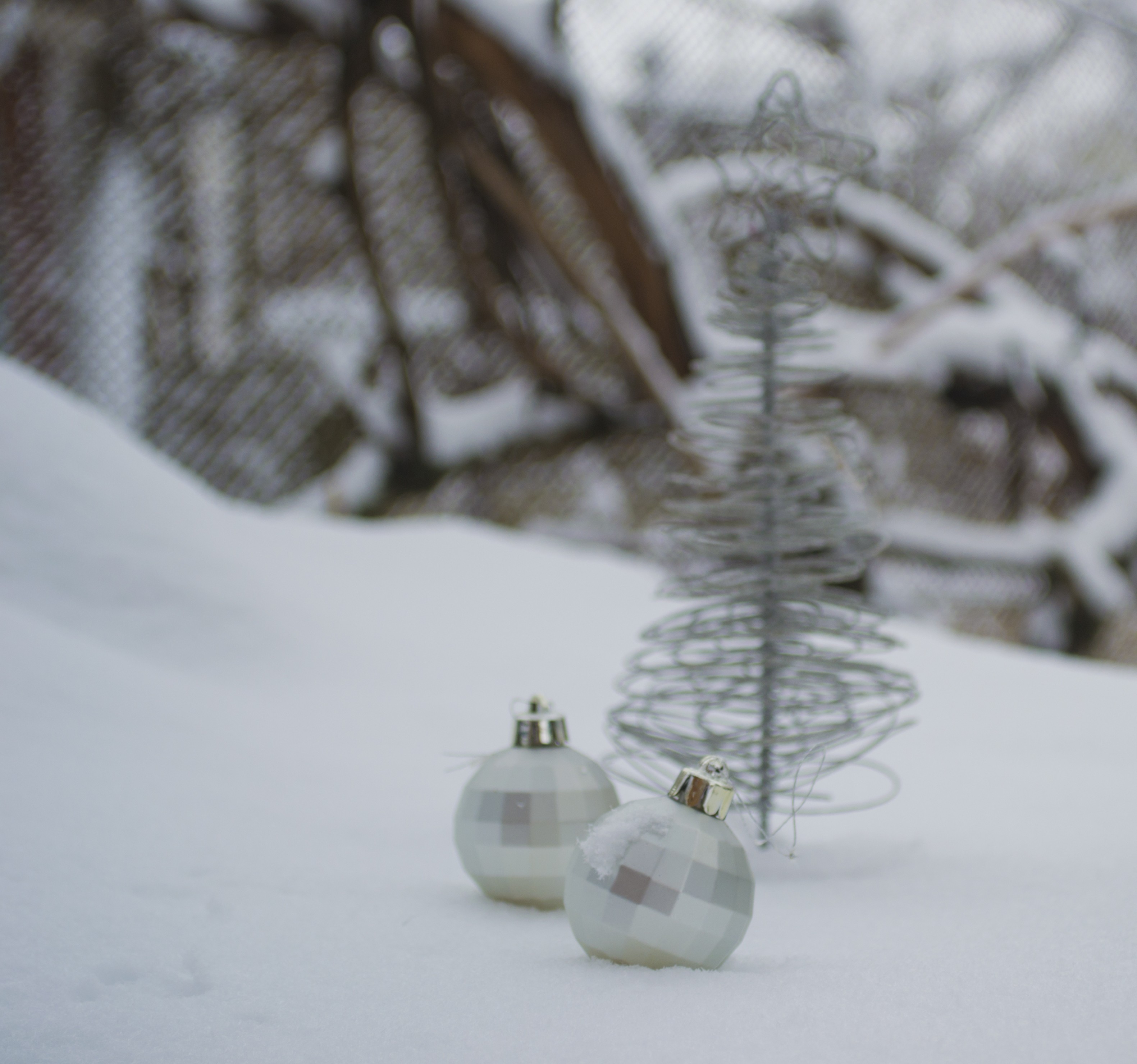 Christmas ornaments, Snow Wallpaper
