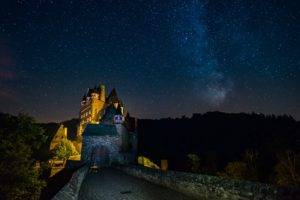 nature, Landscape, Castle, Eltz Castle, Trees, Germany, Forest, Bricks, Tower, Night, Lights, Stars, Long exposure, Milky Way