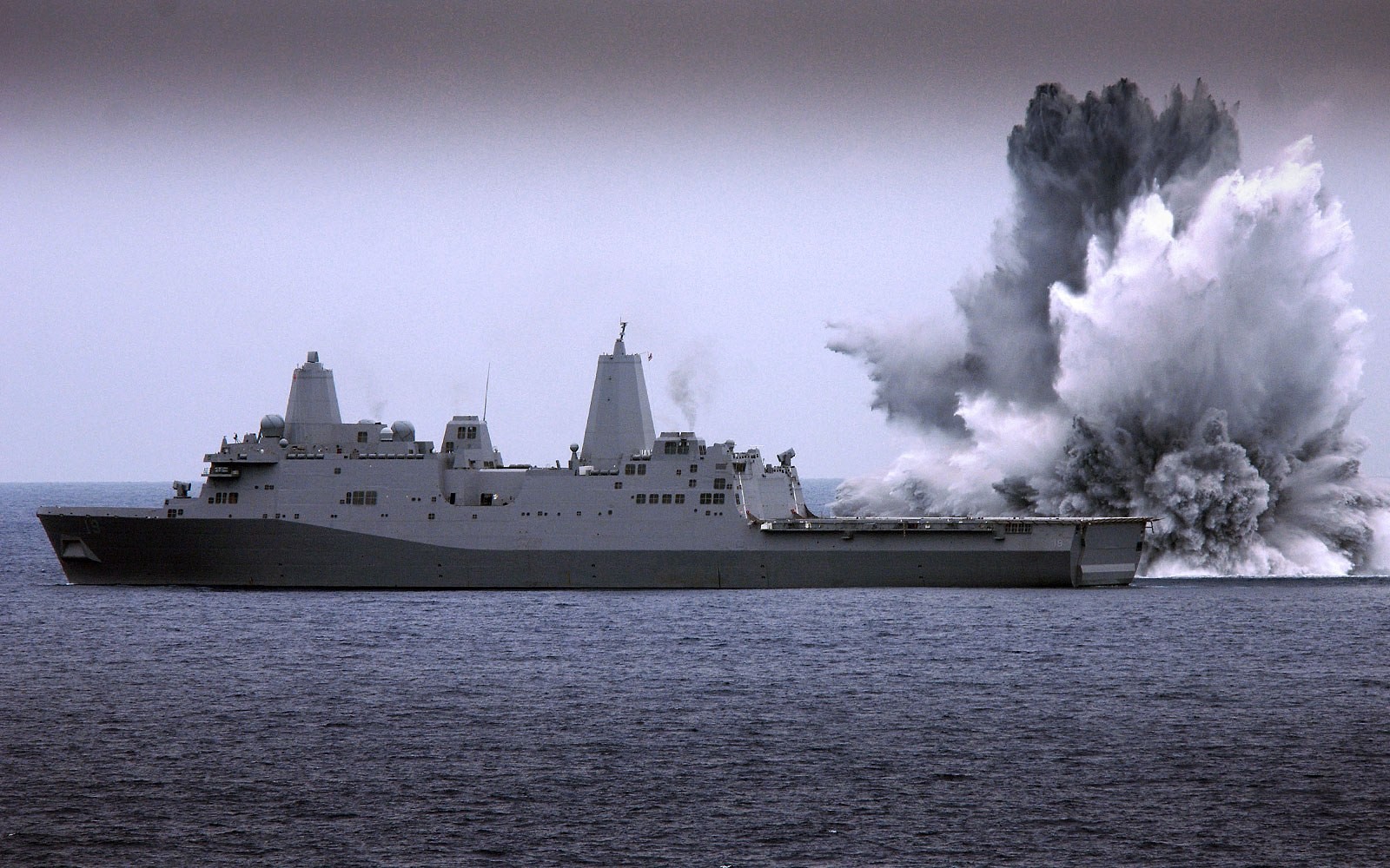 ship, Explosion, LPD 19, USS Mesa Verde Wallpaper