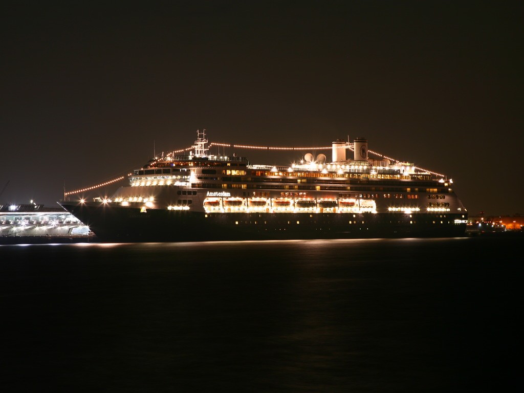 cruise ship Wallpaper