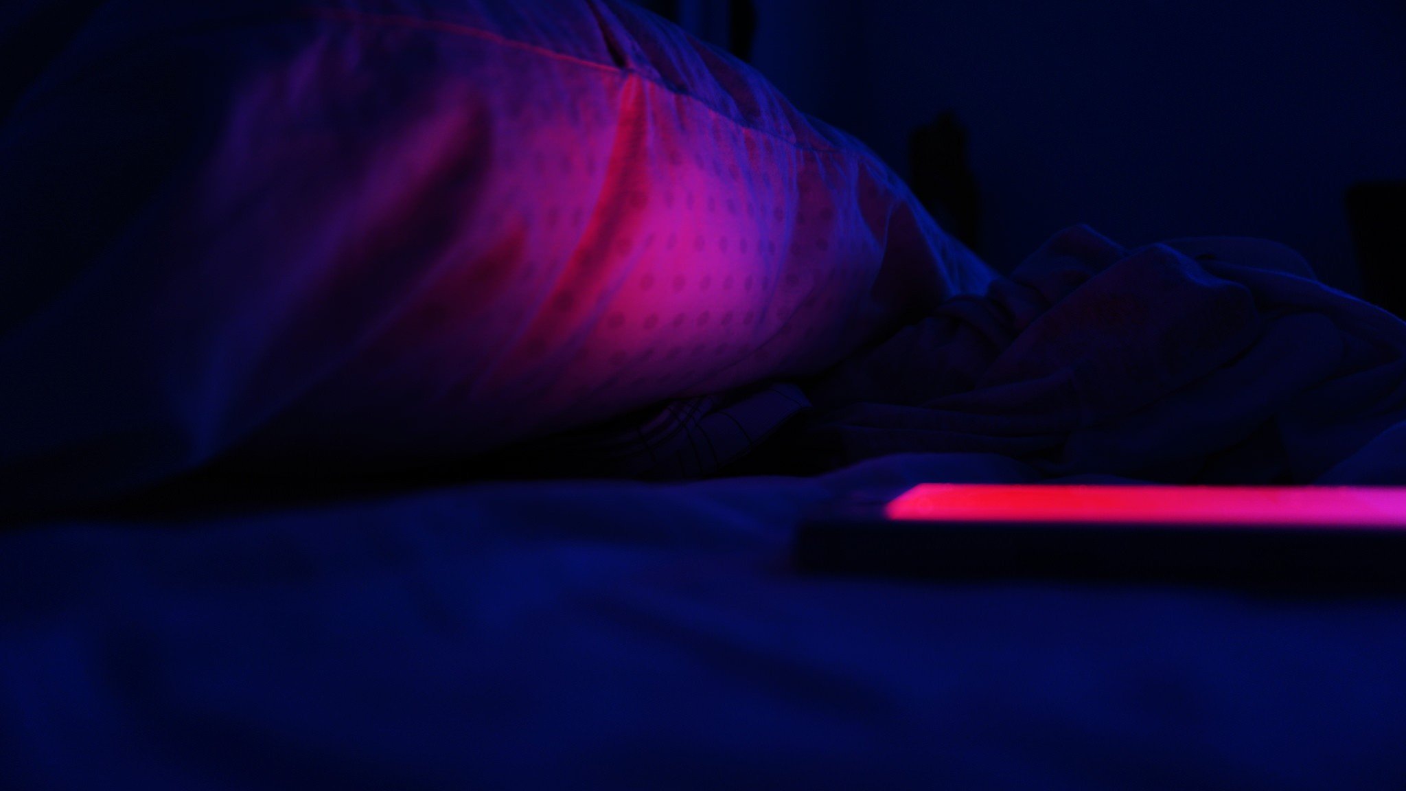 cellphone, Pillow, Bed, Glowing, Night Wallpaper