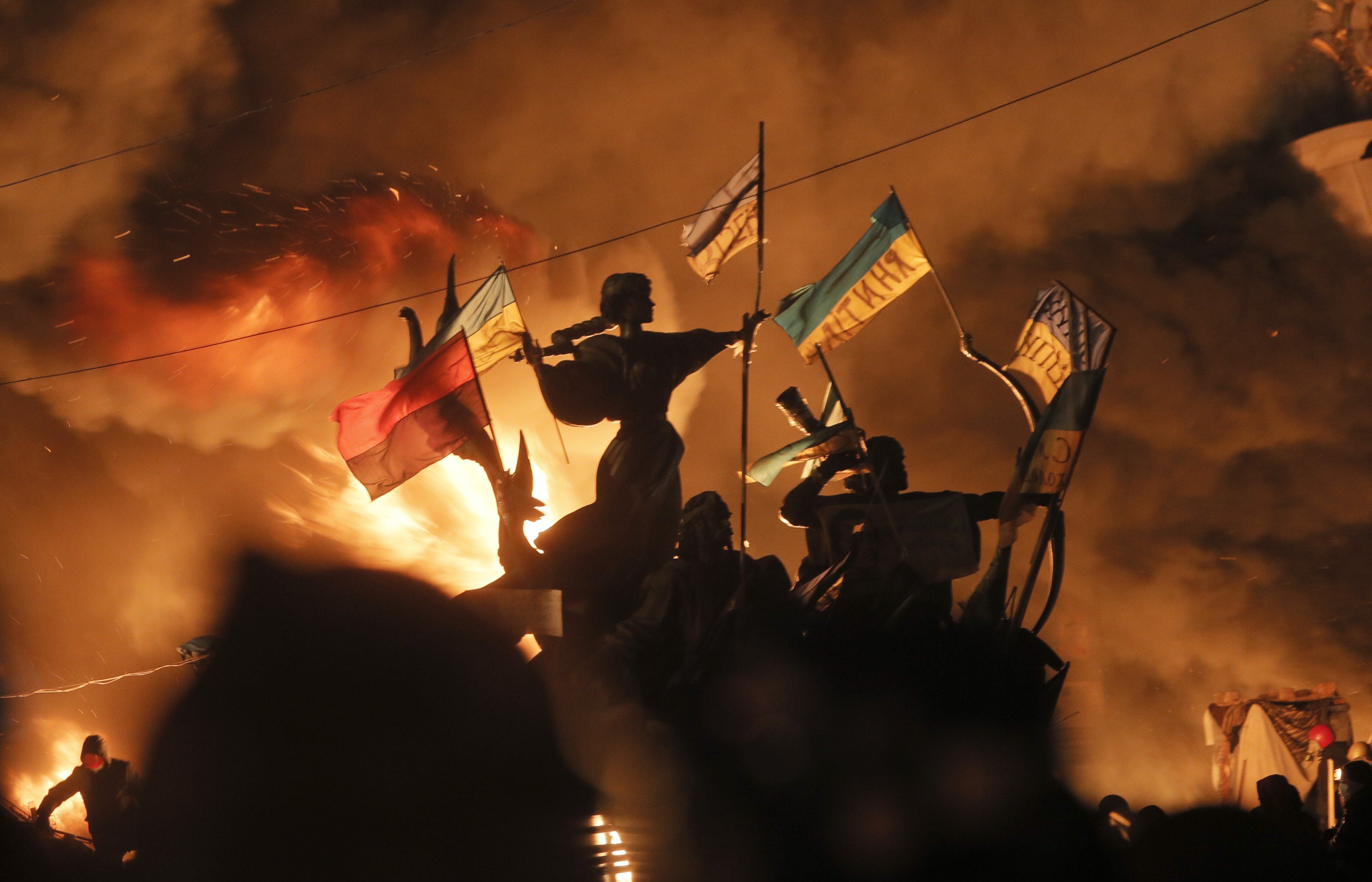 Ukraine, Ukrainians, Maidan, Kyiv, Protestors, Flag, Fire Wallpaper