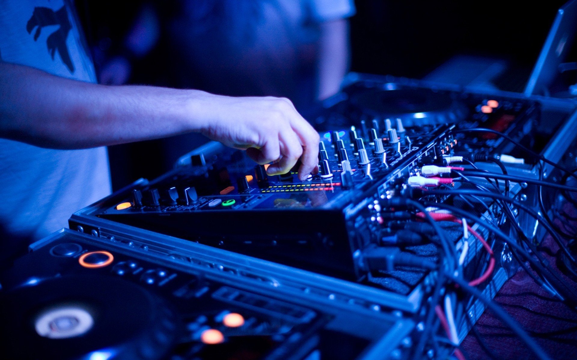 turntables, Mixing consoles Wallpaper