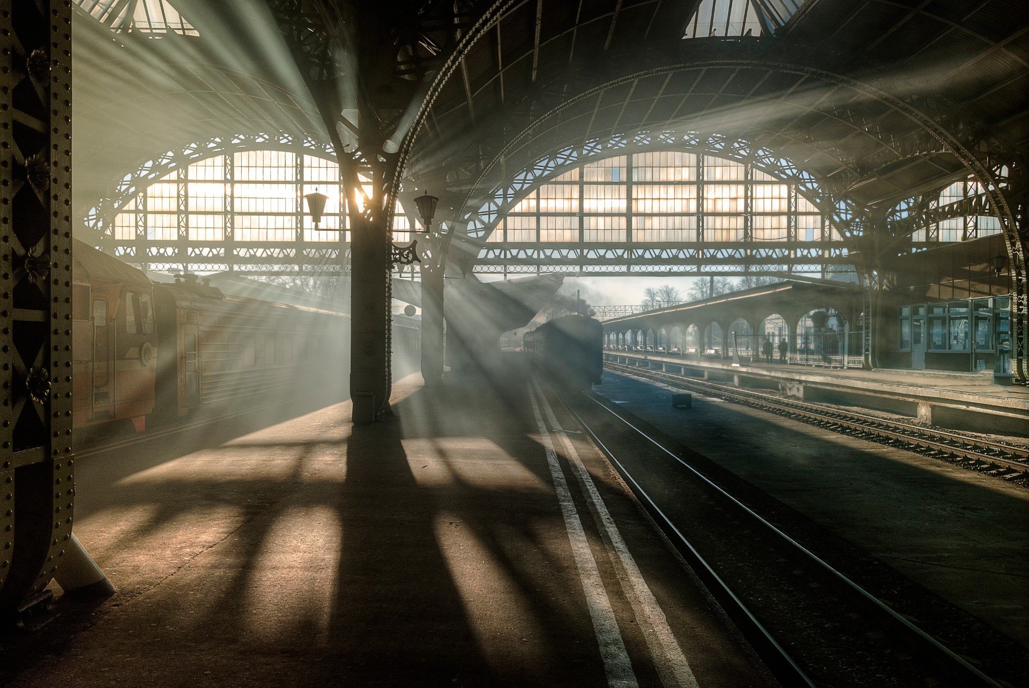 train, Railway, Train station, Sunlight, St. Petersburg, Arch, Shadow, Russia, Lines, Silhouette, Pillar, Sun rays, Architecture Wallpaper