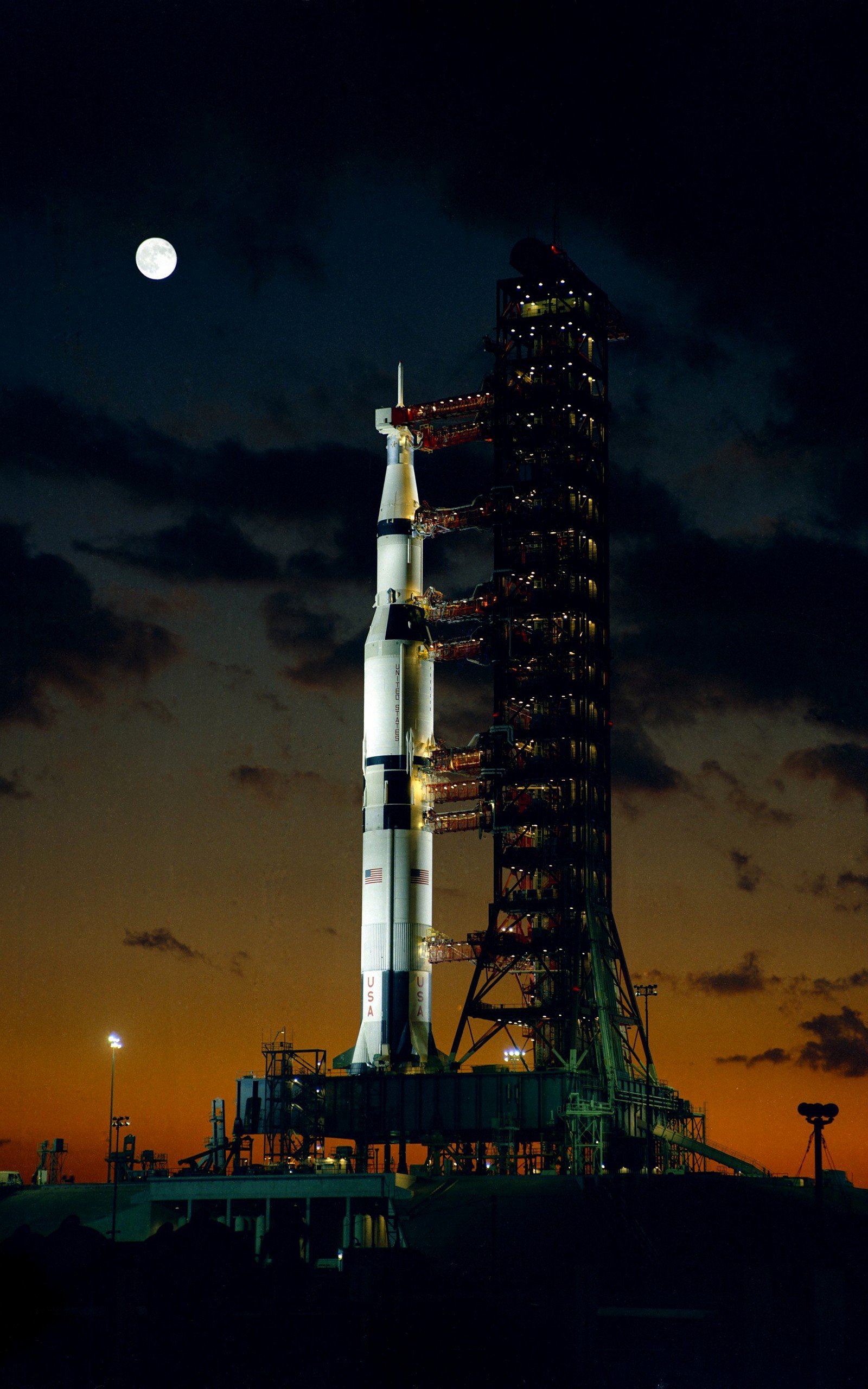 Saturn V Moon Gif Saturn V Moon Rocket Gifs Entdecken Und Teilen | My ...