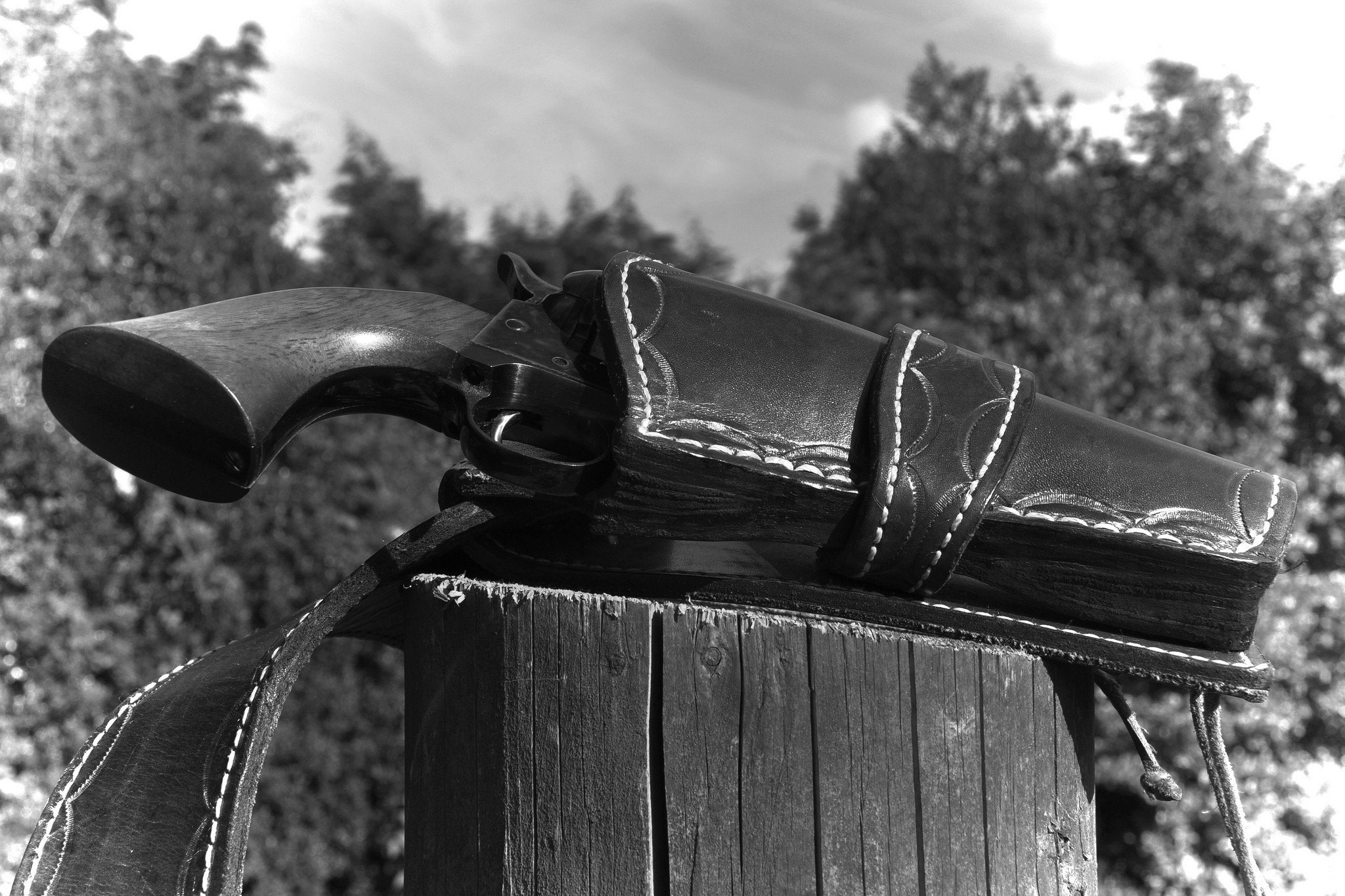 monochrome, Revolver Wallpaper
