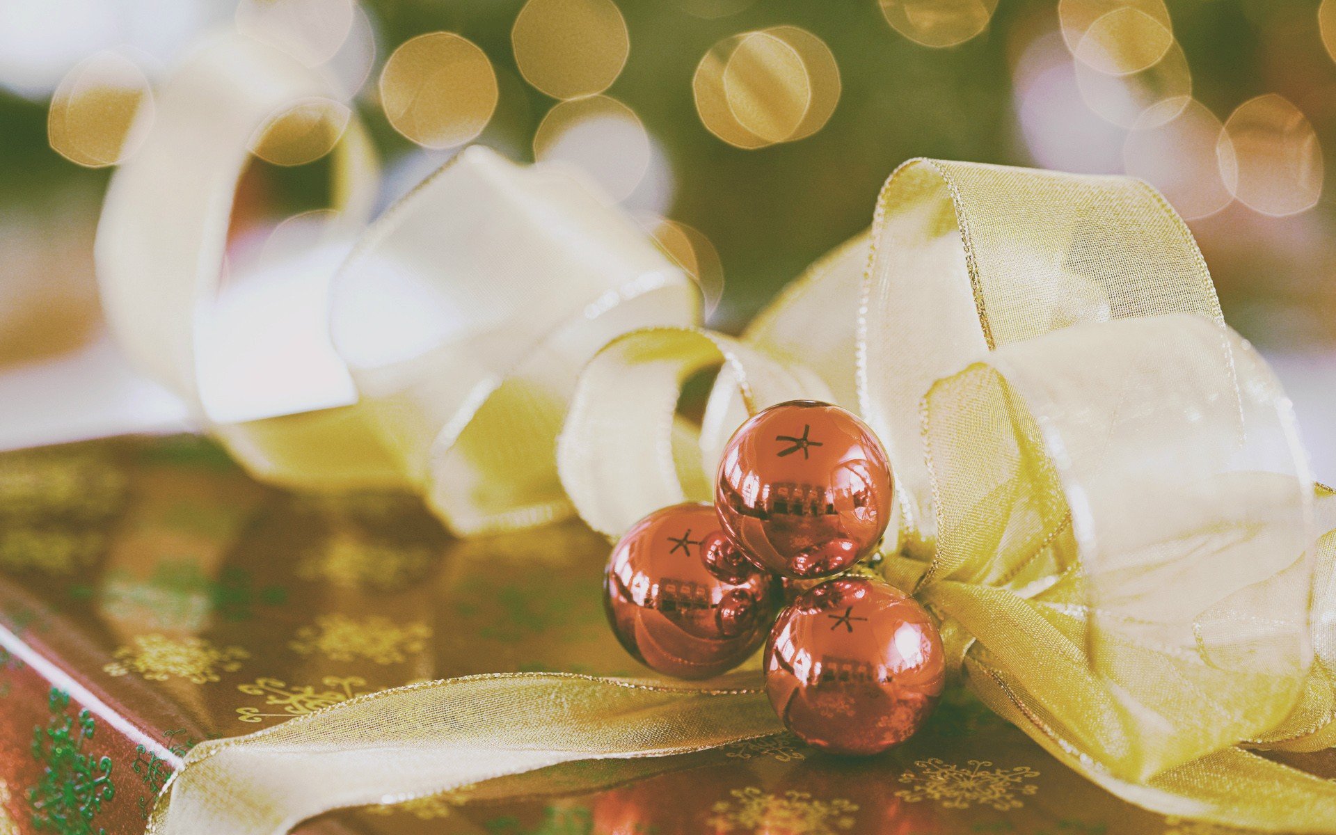Christmas ornaments, Colorful Wallpaper