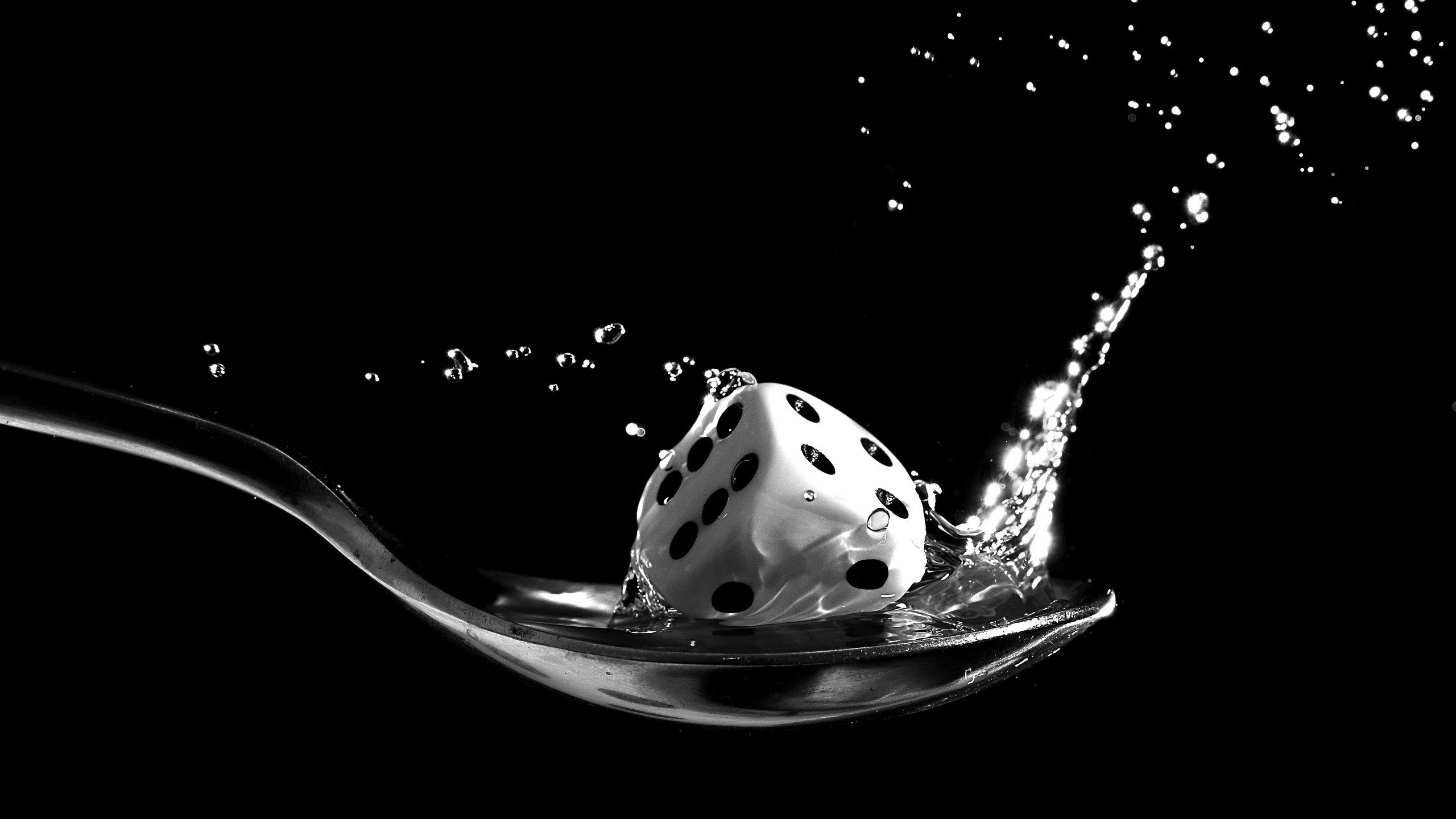 spoons, Dice, Cube, Dots, Splashes, Water, Water drops, Black background, Closeup, Monochrome Wallpaper