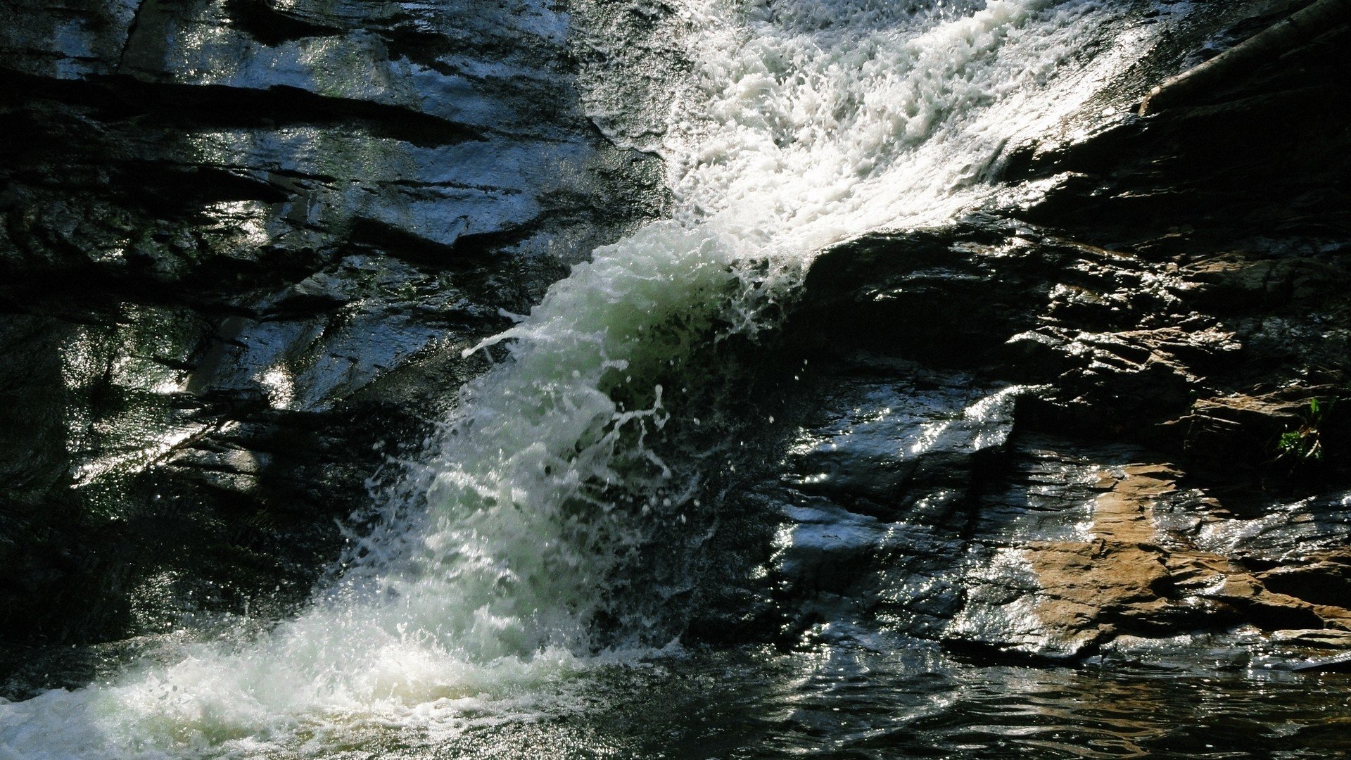 water, Rocks Wallpaper