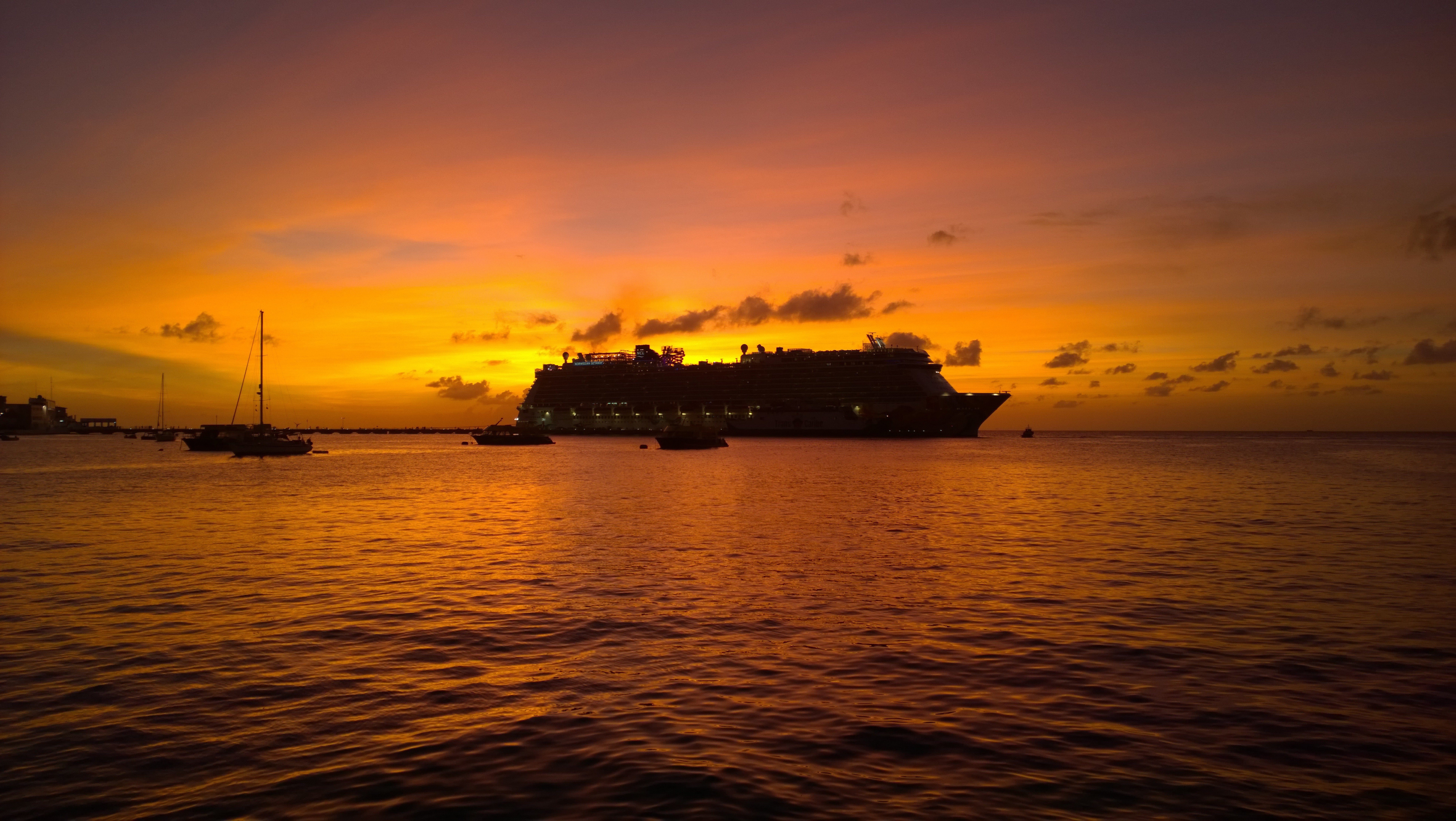Cancun, Cruise ship Wallpaper