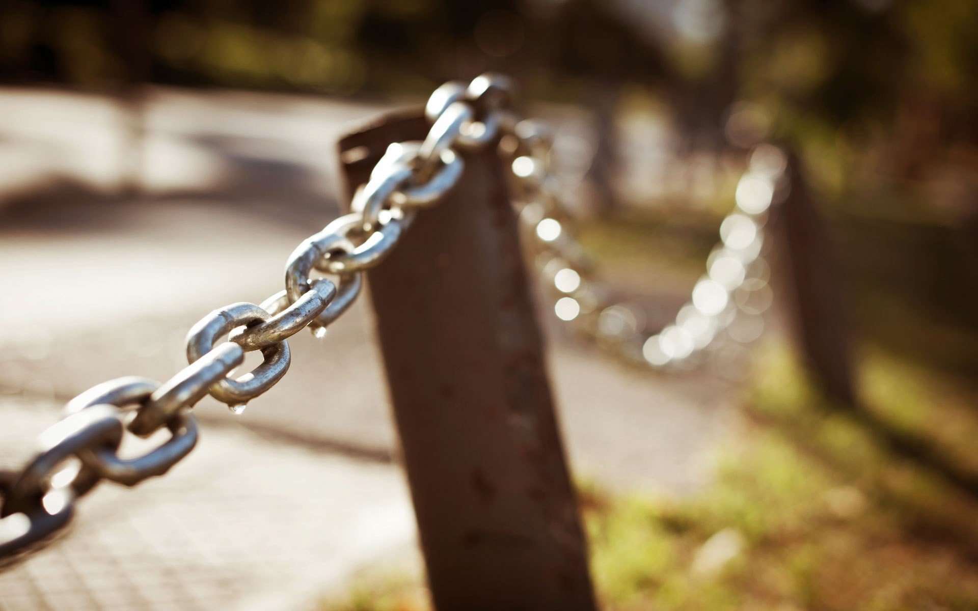chains, Macro, Utility pole, Blurred, Bokeh, Sunlight Wallpaper
