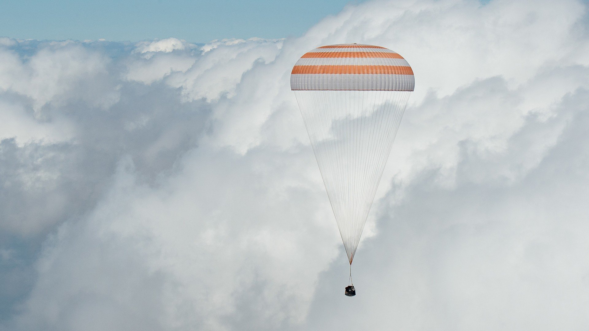Roscosmos, NASA, Soyuz, Parachutes Wallpaper