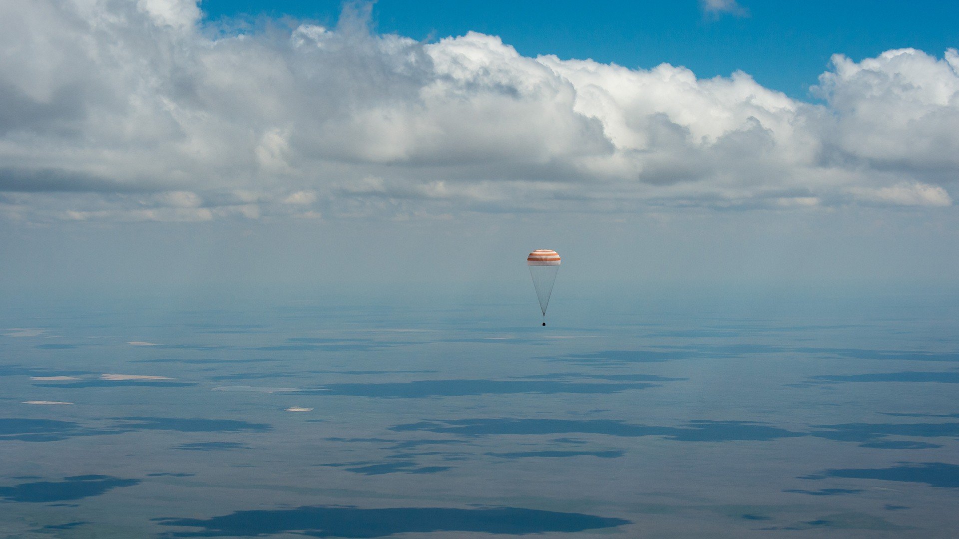 Roscosmos, NASA, Soyuz, Parachutes Wallpaper