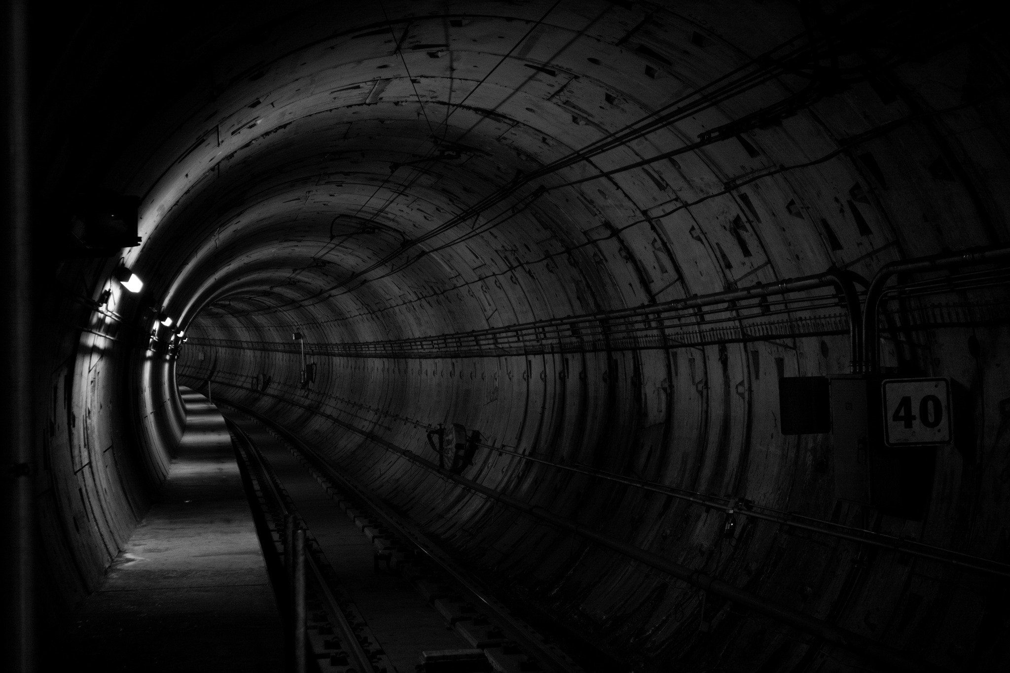 Темный туннель метро