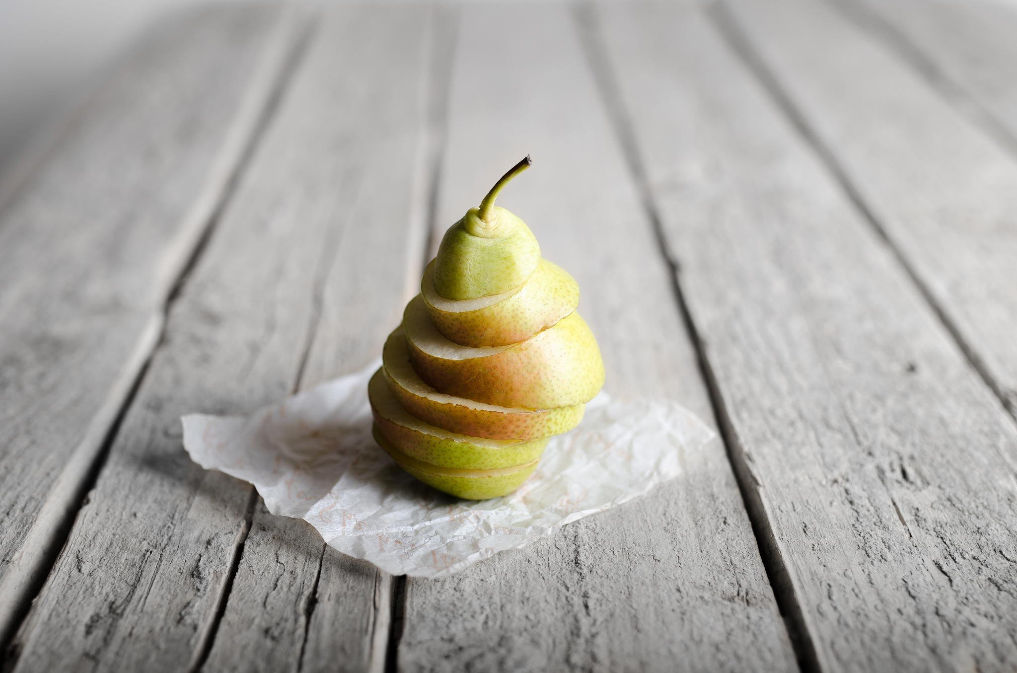 photography, Macro, Depth of field, Fruit, Pears, Wood, Paper Wallpaper