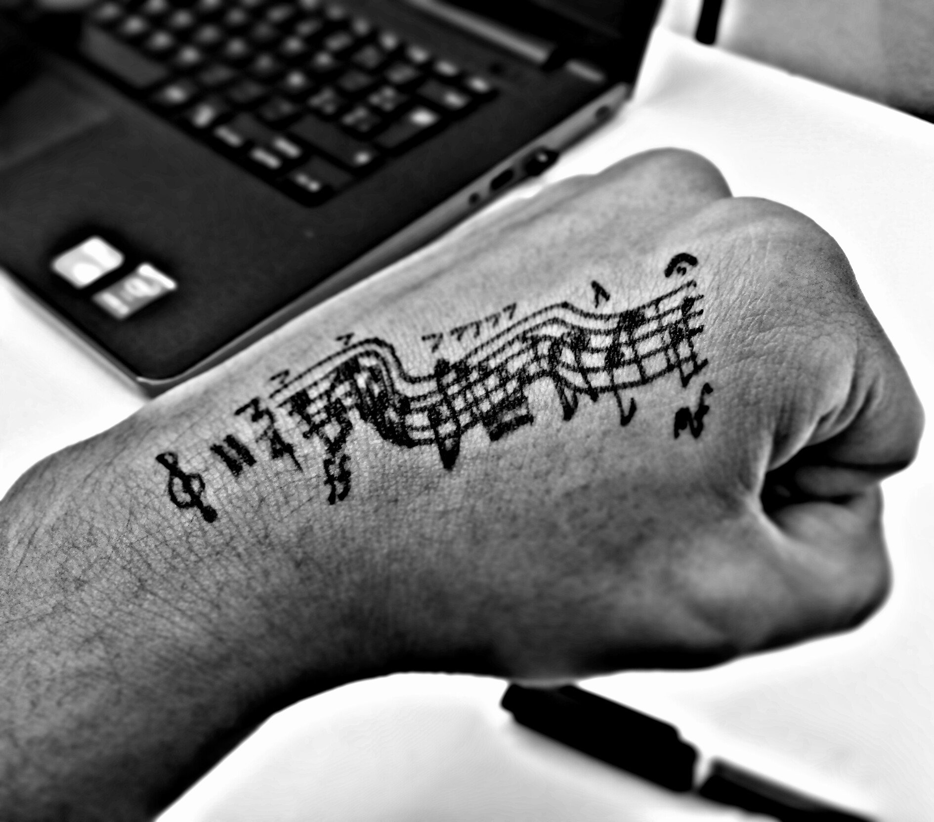 fists, Musical notes Wallpaper