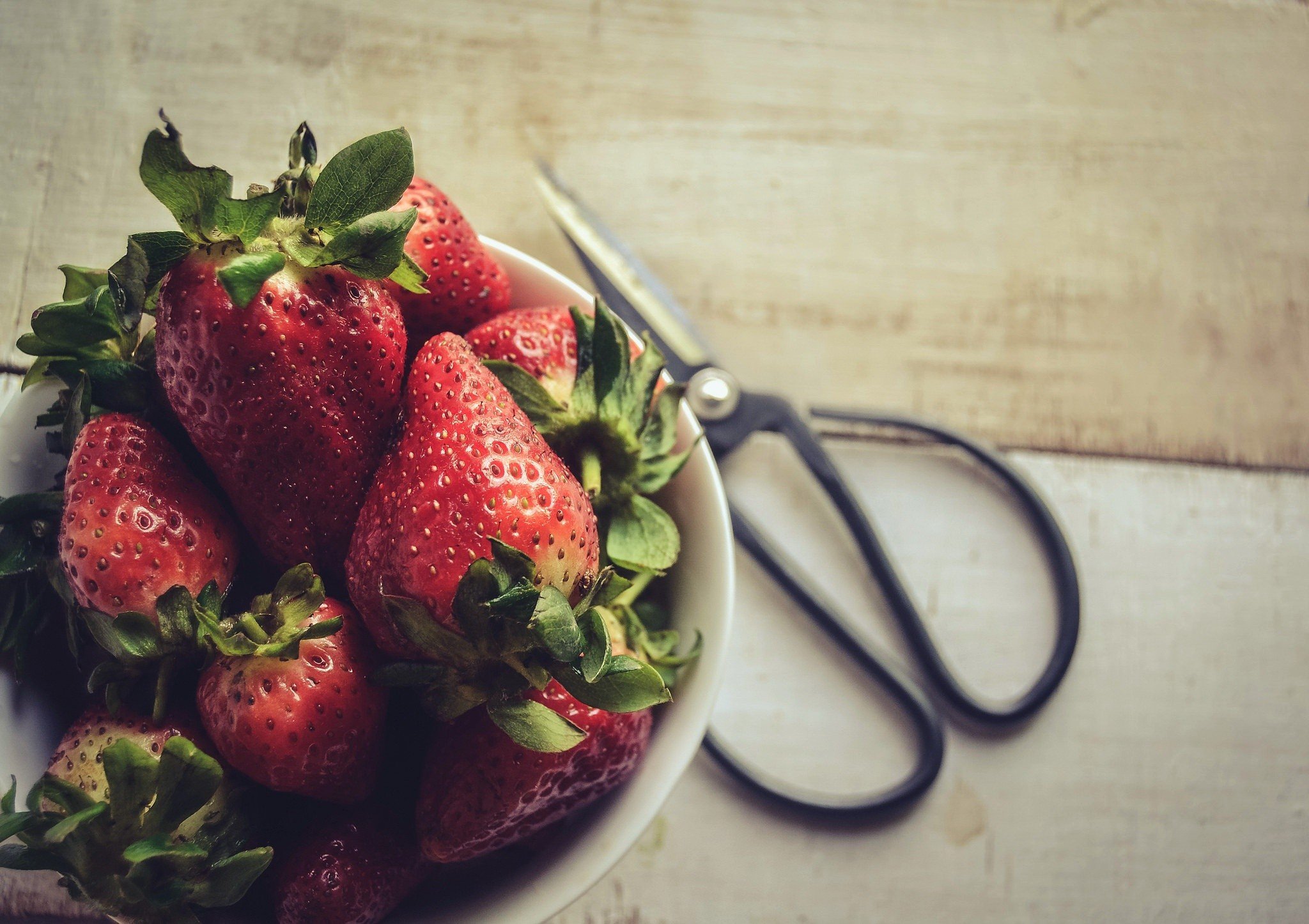 bowls, Scissors, Strawberries, Fruit Wallpaper