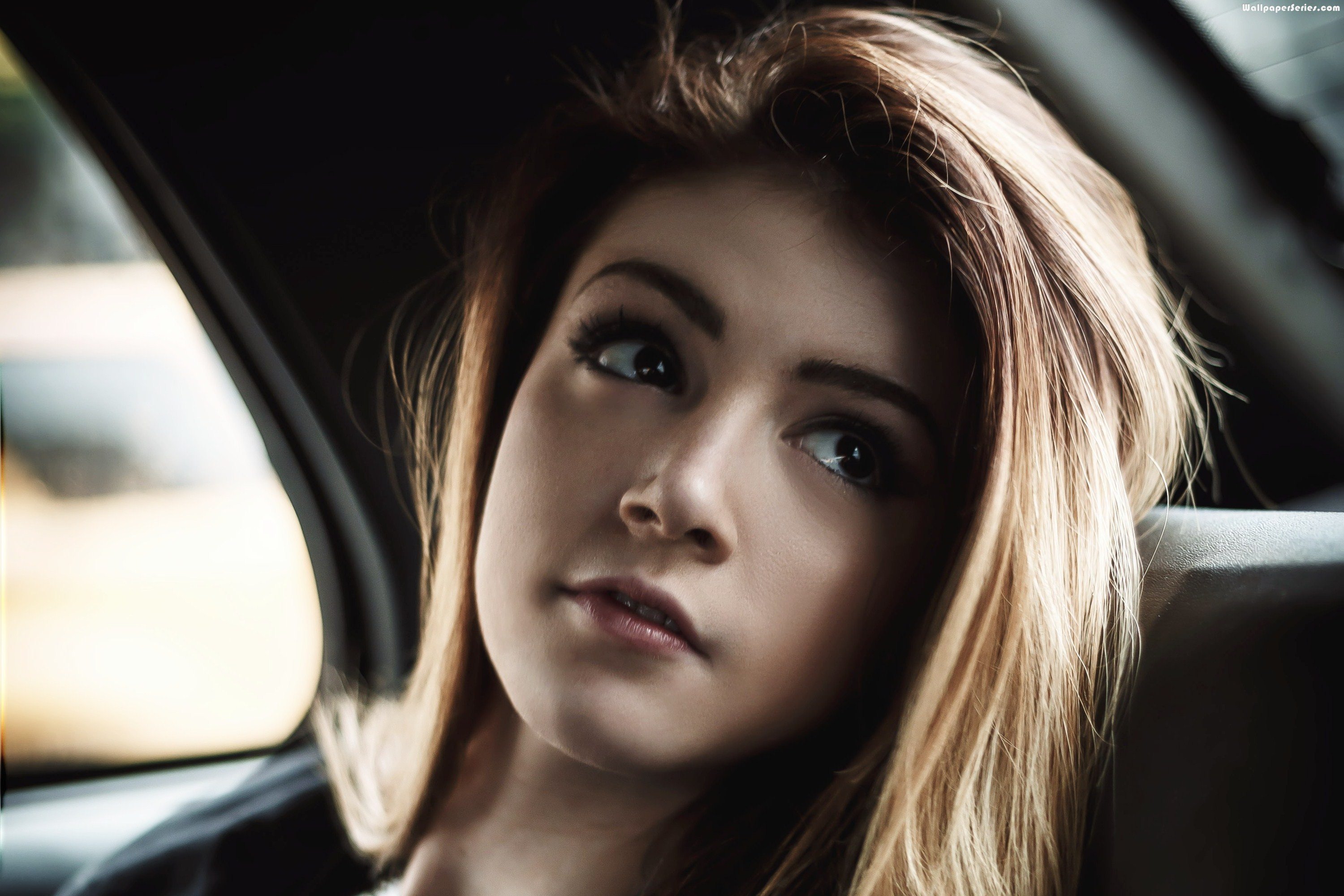 Chrissy Costanza, Blonde Wallpaper