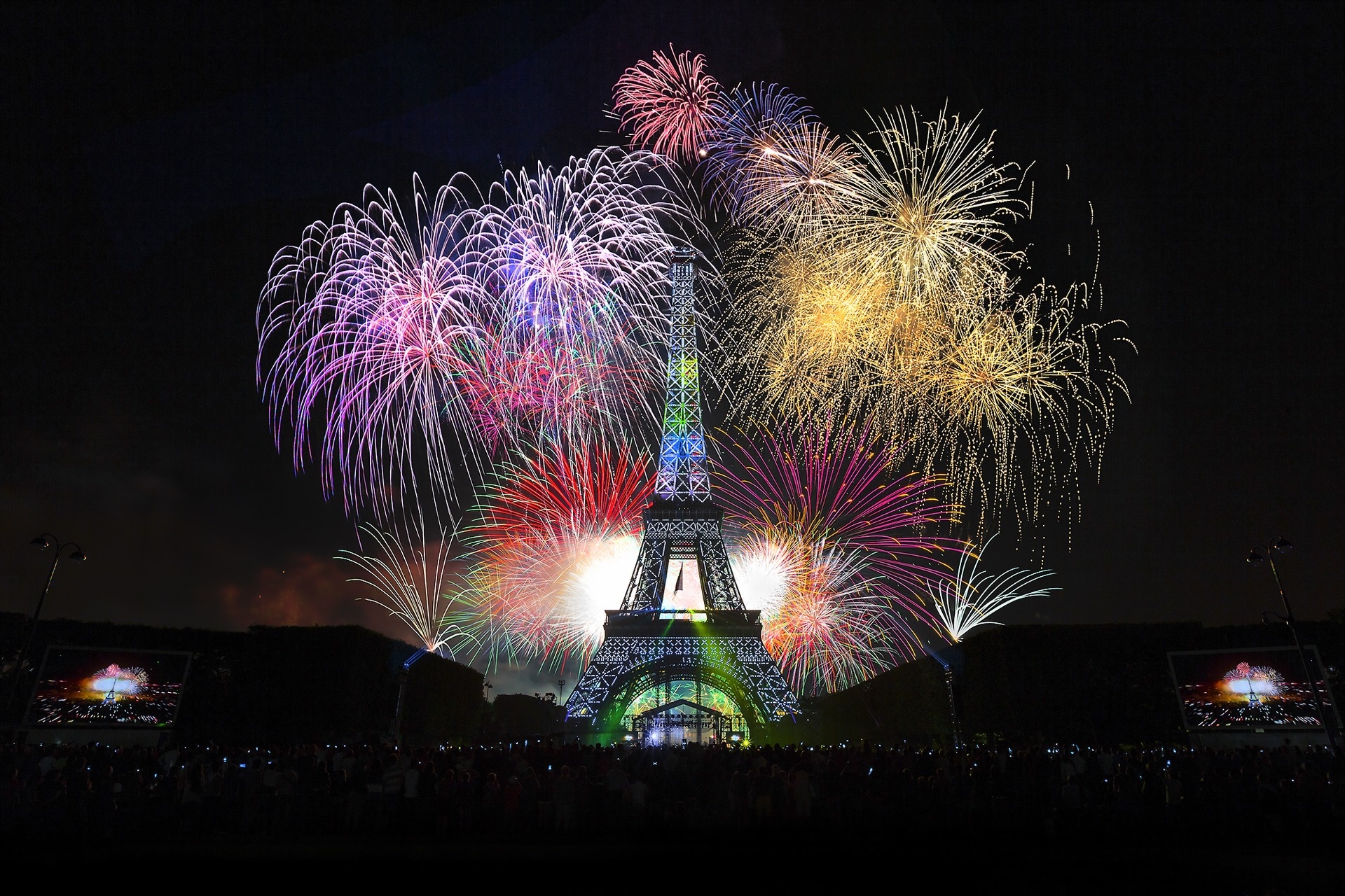 eiffel, Tower, Paris, Holiday, Fireworks Wallpaper