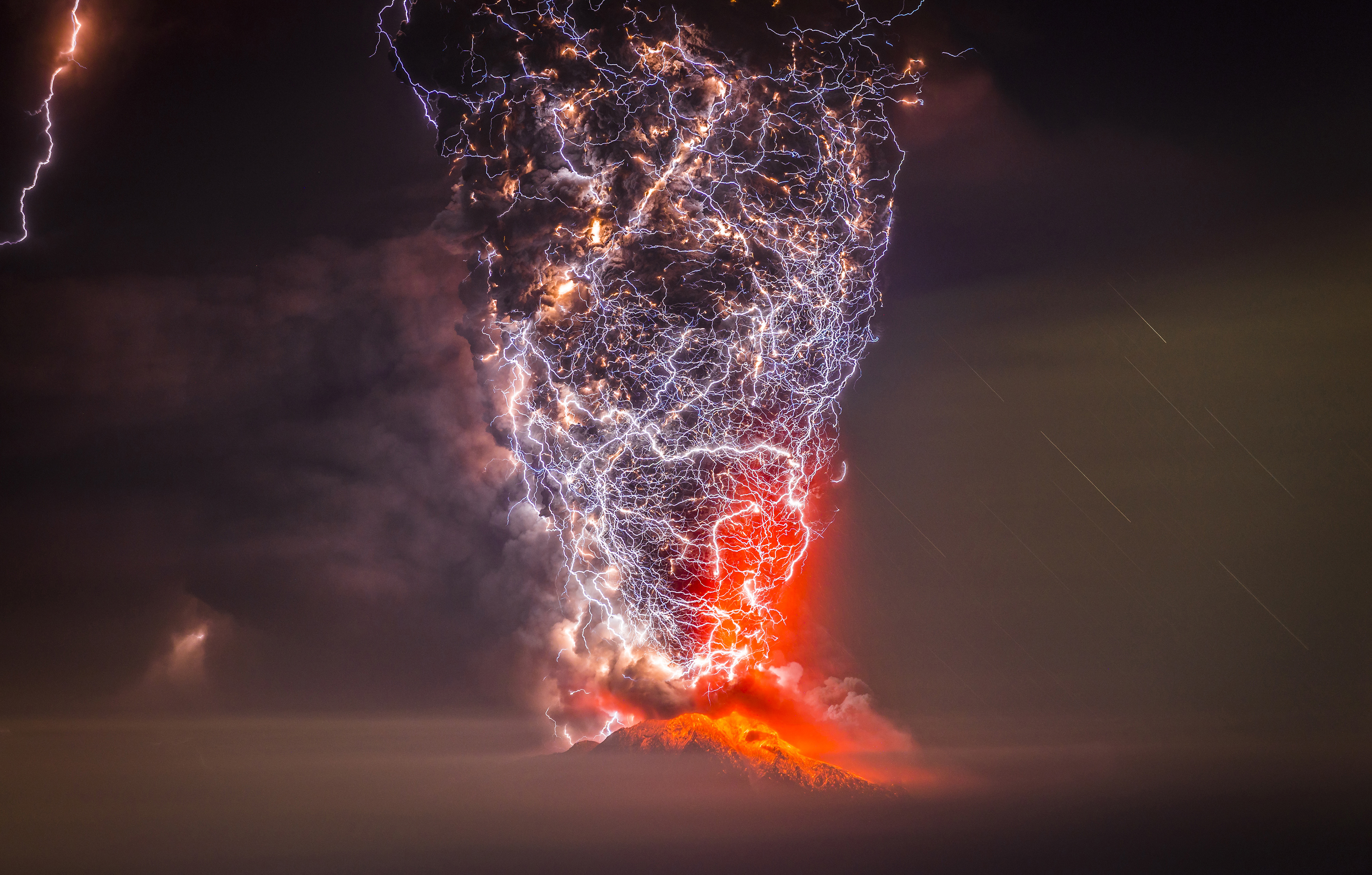 Erupcion Volcan Calbuco, Puerto Montt Chile. Wallpaper