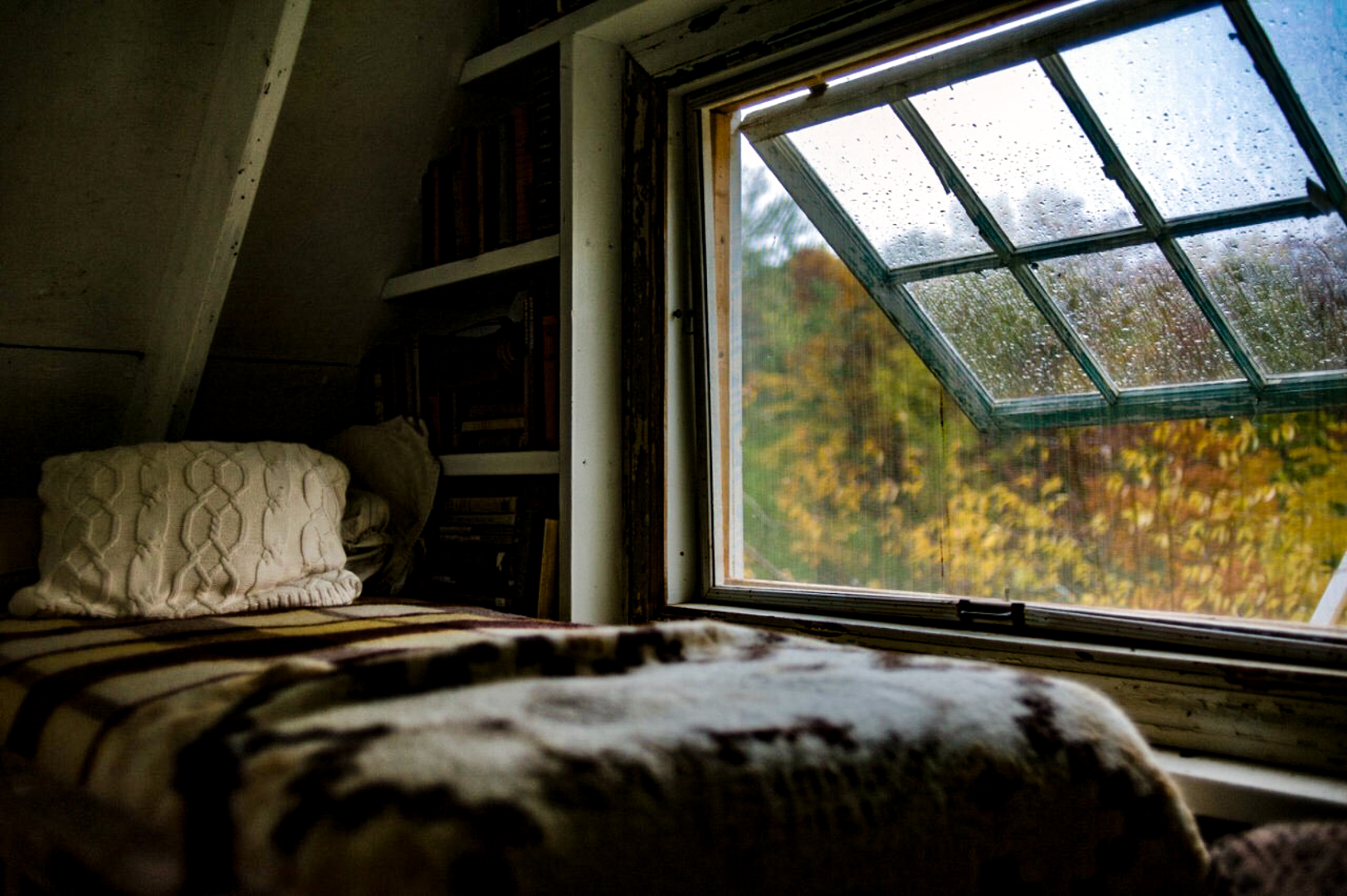 cozy, Warm colors, Fall, Bed, Rain Wallpaper