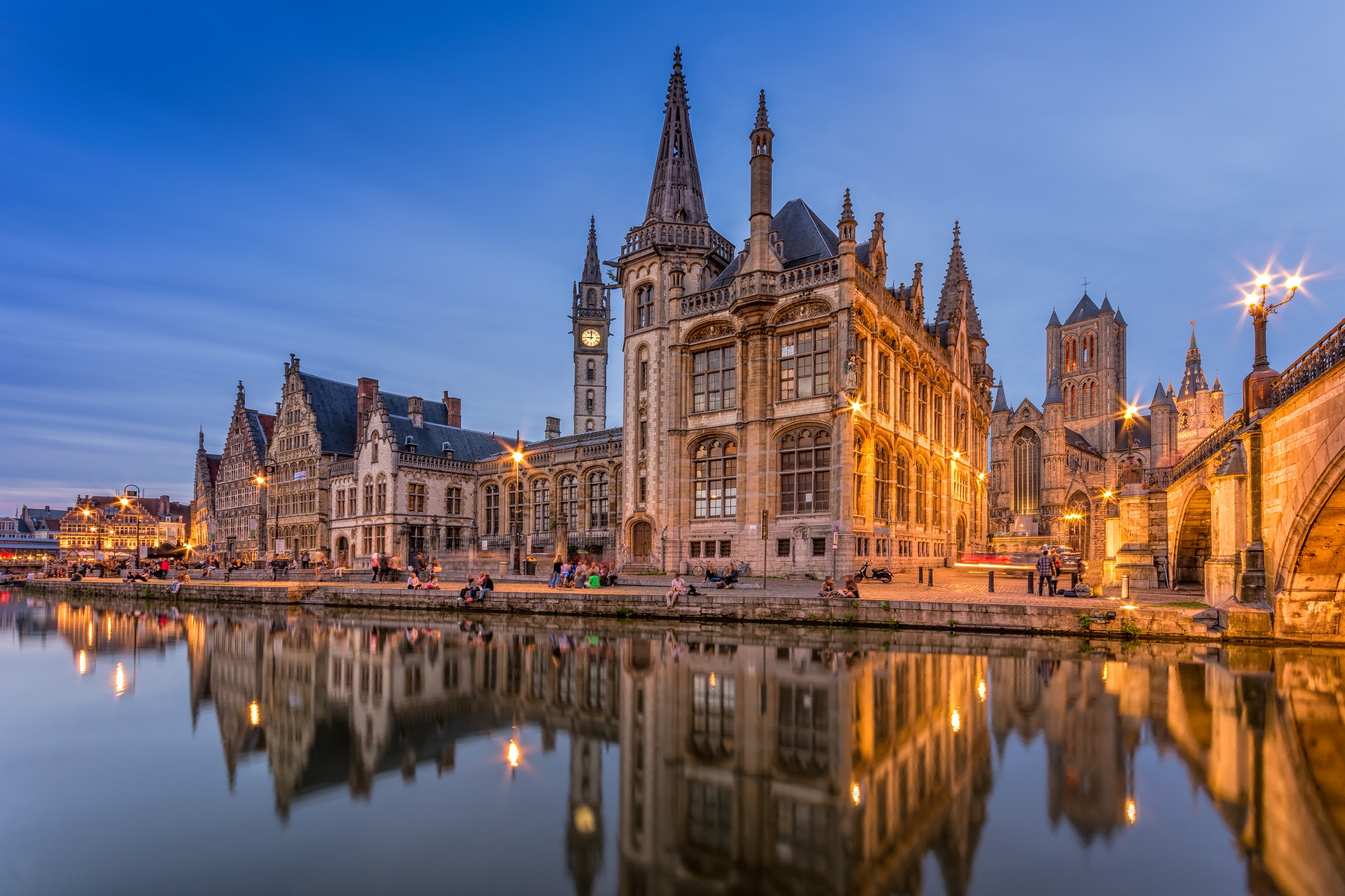 old building, Reflection Wallpaper