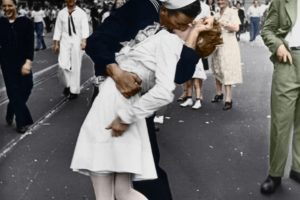 men, Women, Soldier, People, Crowds, Photography, Portrait display, Vintage, Colorized photos, Street, White dress, Kissing, New York City, Marines, Smiling, Building, Times Square, USA, 1945