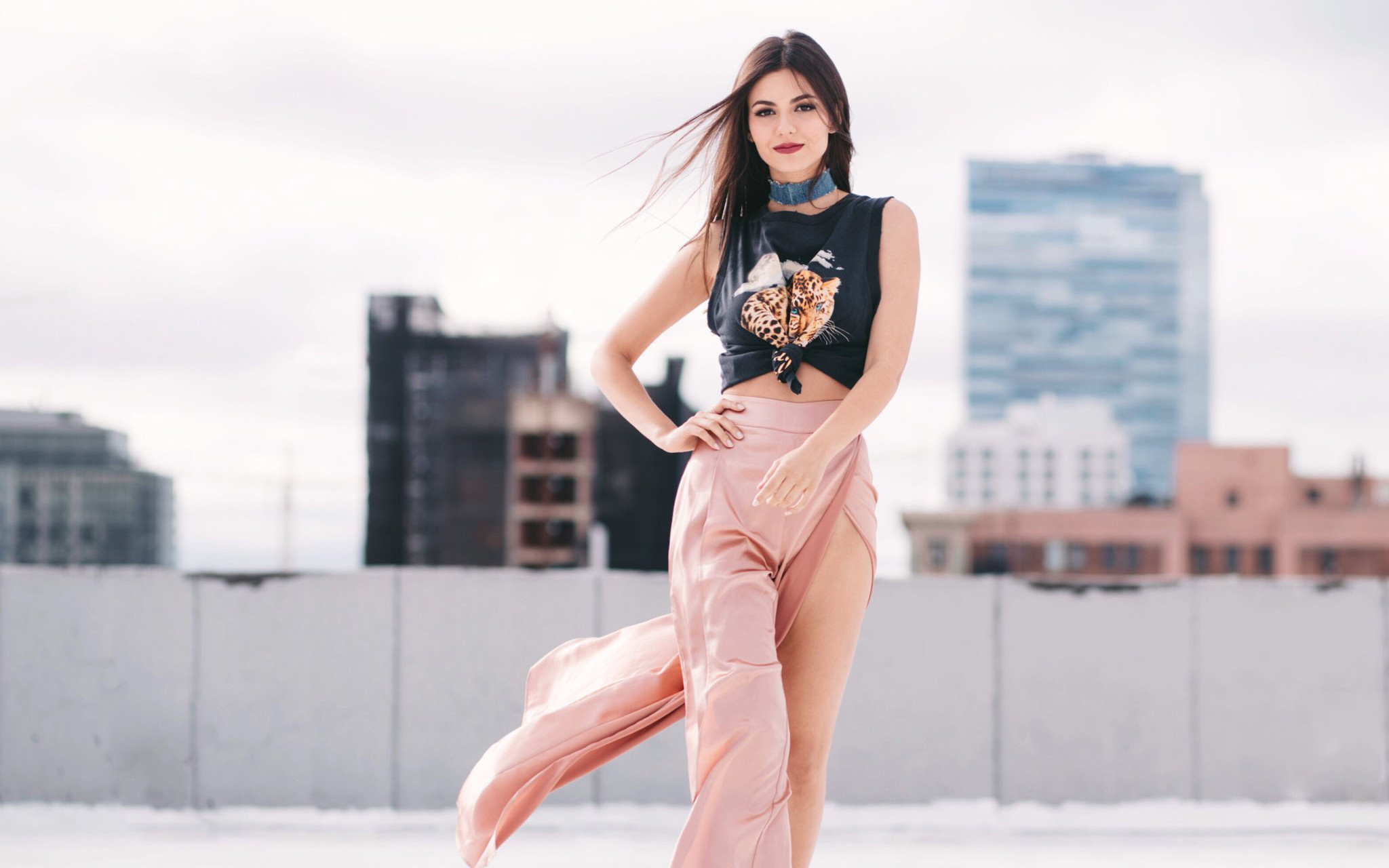 Victoria Justice, Women, Brunette, Looking at viewer, Hands on hips, Long hair, Smiling Wallpaper