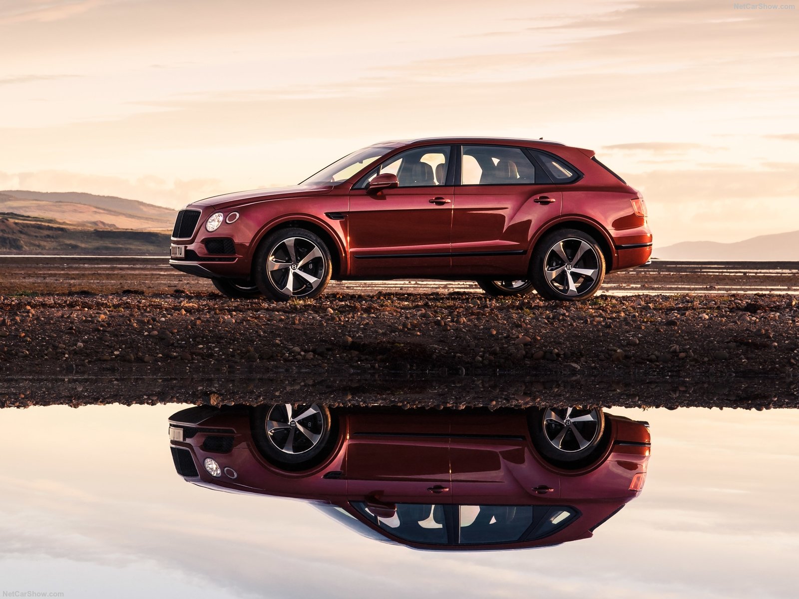 Bentley Bentayga V8 2018, Super Car Wallpaper