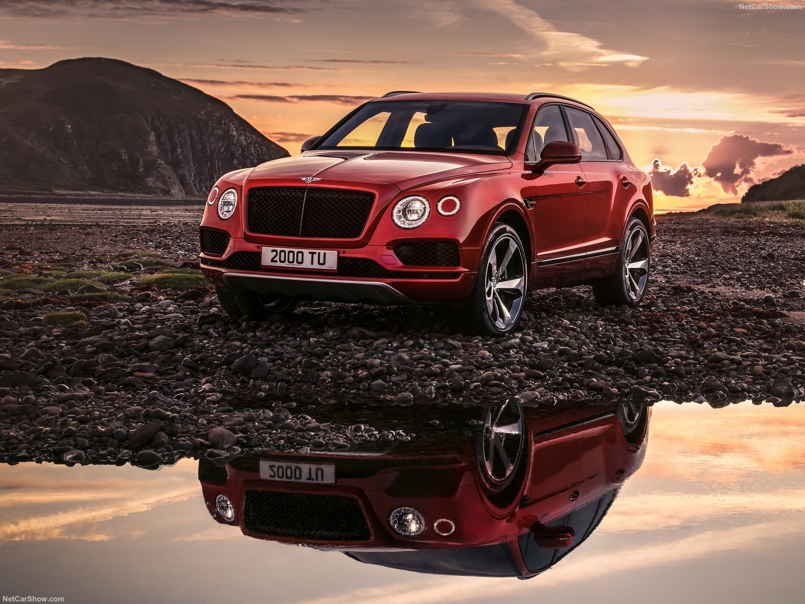 Bentley Bentayga V8 2018, Super Car Wallpaper