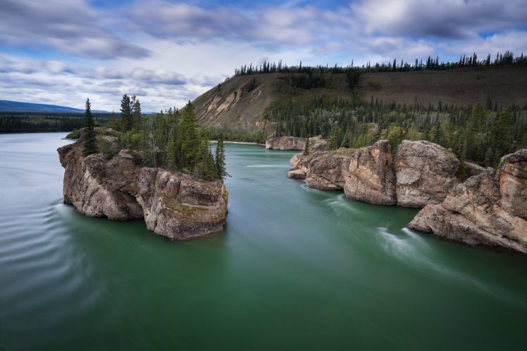 Dòng sông Yukon vẫn giữ nguyên sự đẹp hoang sơ như chưa từng được chạm vào. Bức ảnh liên quan cho thấy dòng sông dài này chảy qua cánh rừng rậm và những ngọn núi cao đến tận chân trời. Đó sẽ là một trải nghiệm tuyệt vời cho người yêu thích khám phá thiên nhiên.