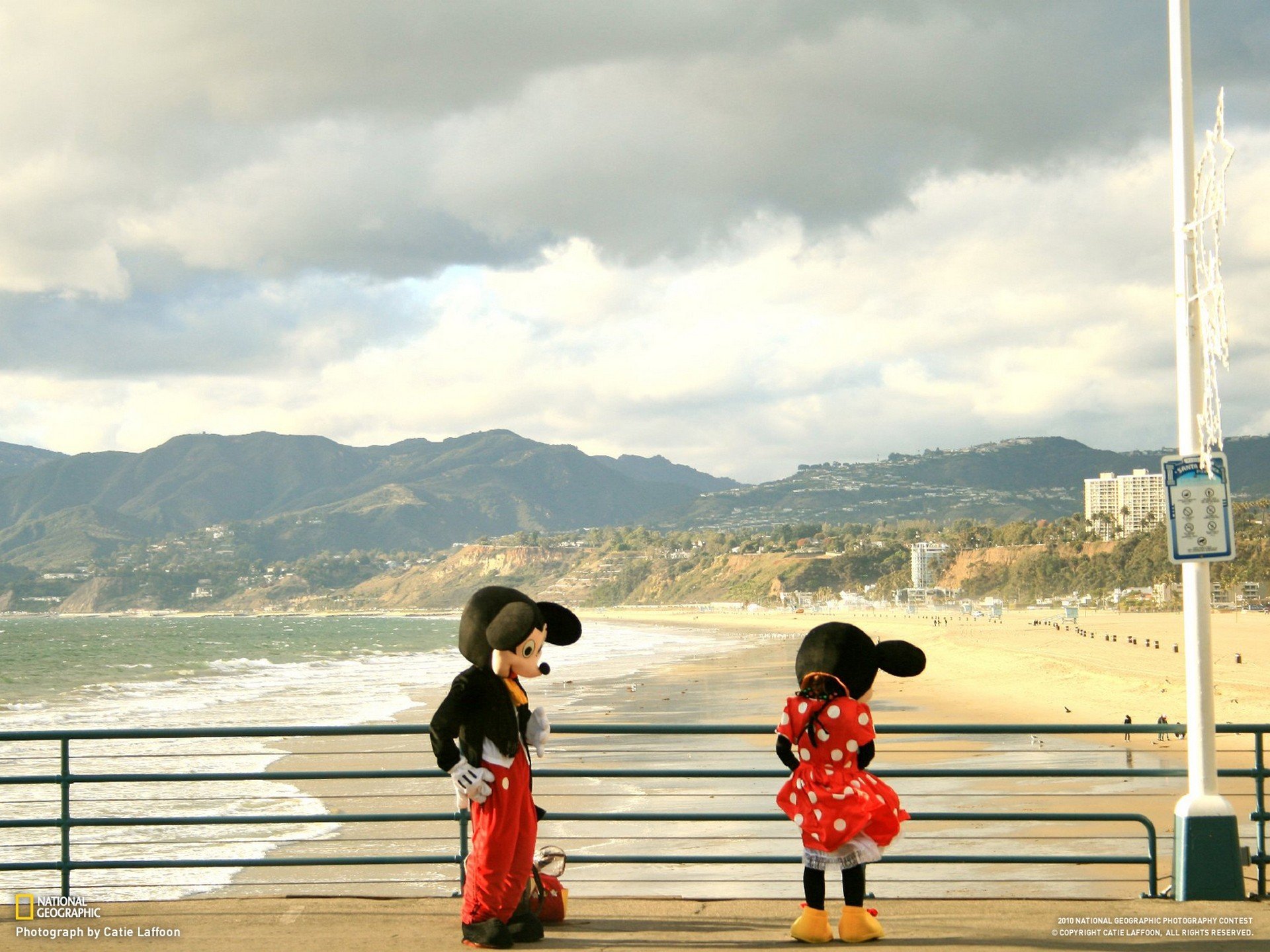 landscapes, Nature, Costume, Funny, Piers, California, National, Geographic, Mickey, Mouse, Santa, Monica, Beach, Railing, Minnie, Mouse Wallpaper