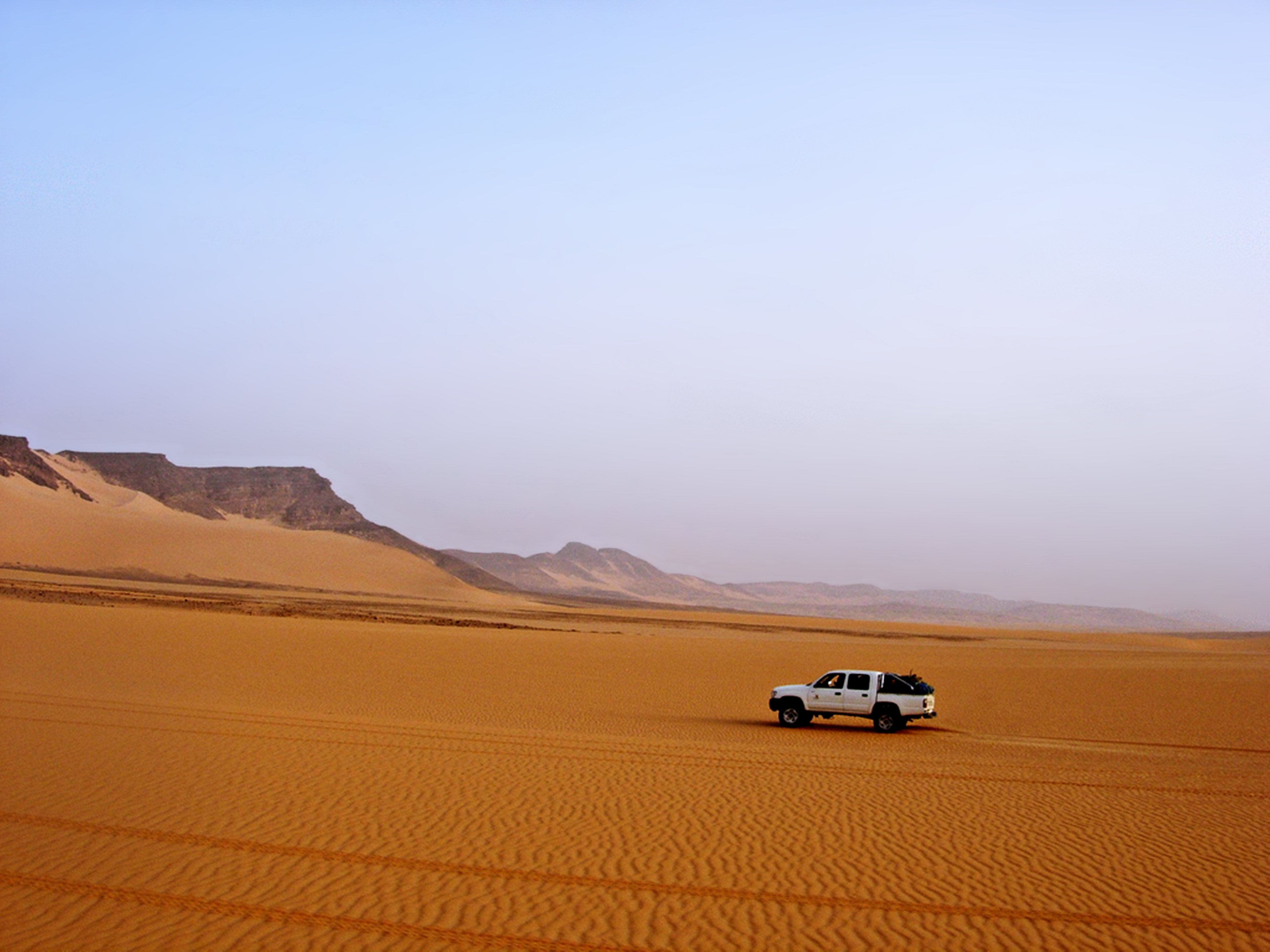 sand, Cars, Tassili, Hoggar, Algeria, Desert, Sky, Rocks, Mountains, Landscape, Speed, Nature Wallpaper
