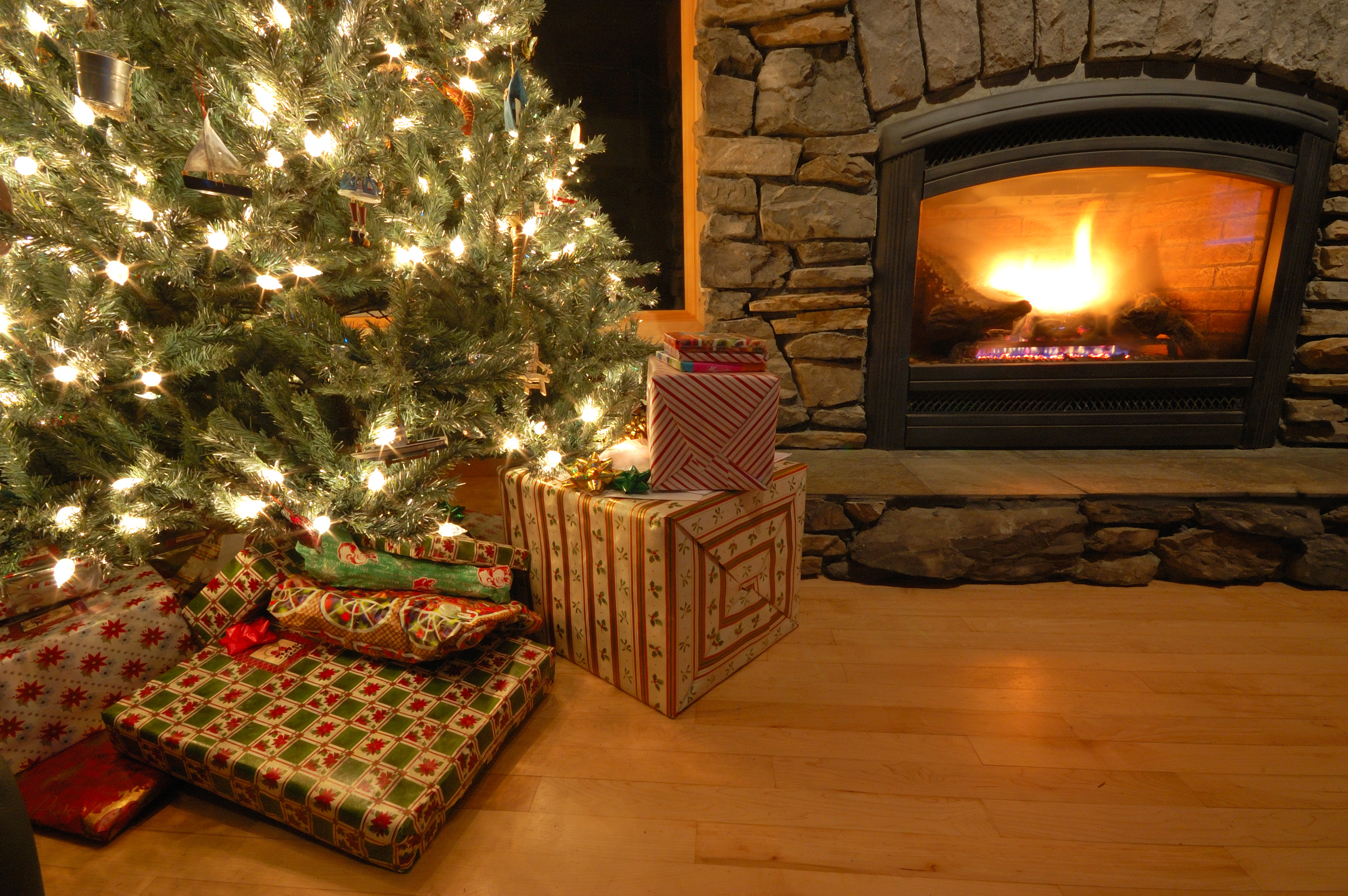 christmas, Fireplace, Fire, Holiday, Festive, Decorations Wallpaper