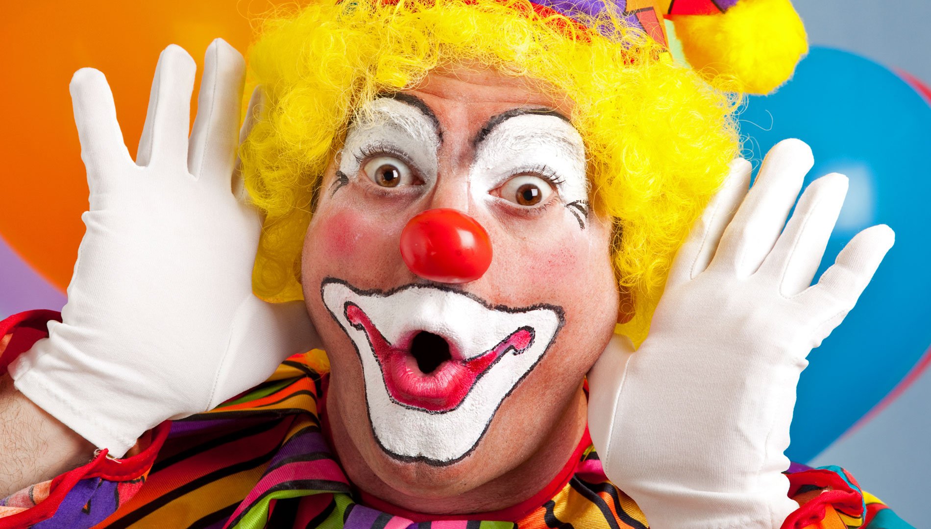 This Clown has a very ответ face. Humour
