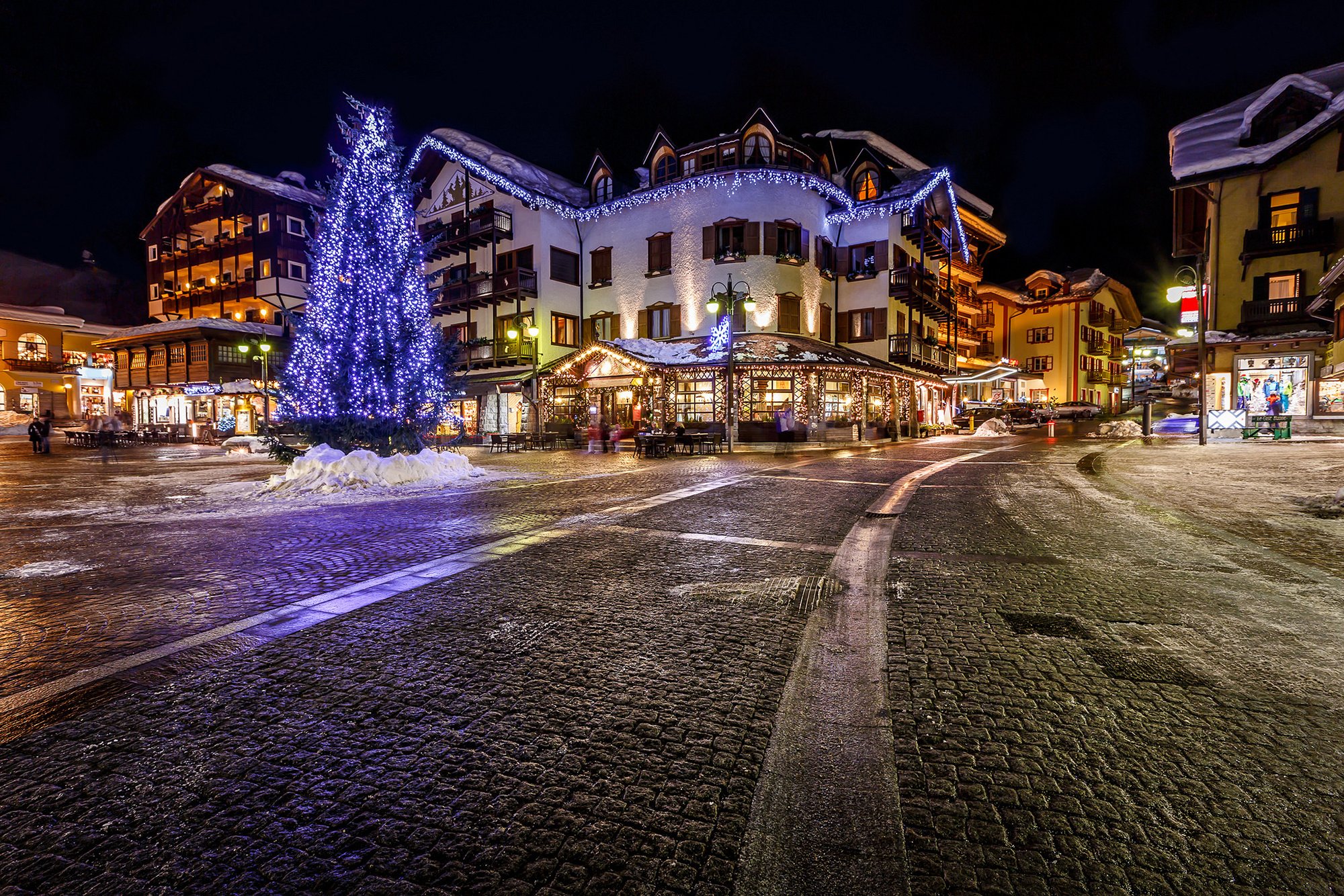 italy, Alps, Italia, Alpi, City, Night, Space, Tree, Garlands, Roads, Sidewalks, Houses, Shops, Cafes, Buildings, Christma, Downtown Wallpaper