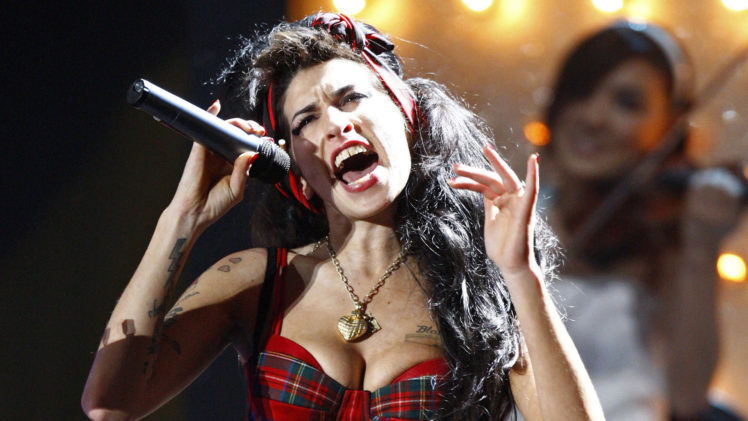amy, Winehouse, Soul, R b, Jazz, Blues, Microphone, Concert HD Wallpaper Desktop Background