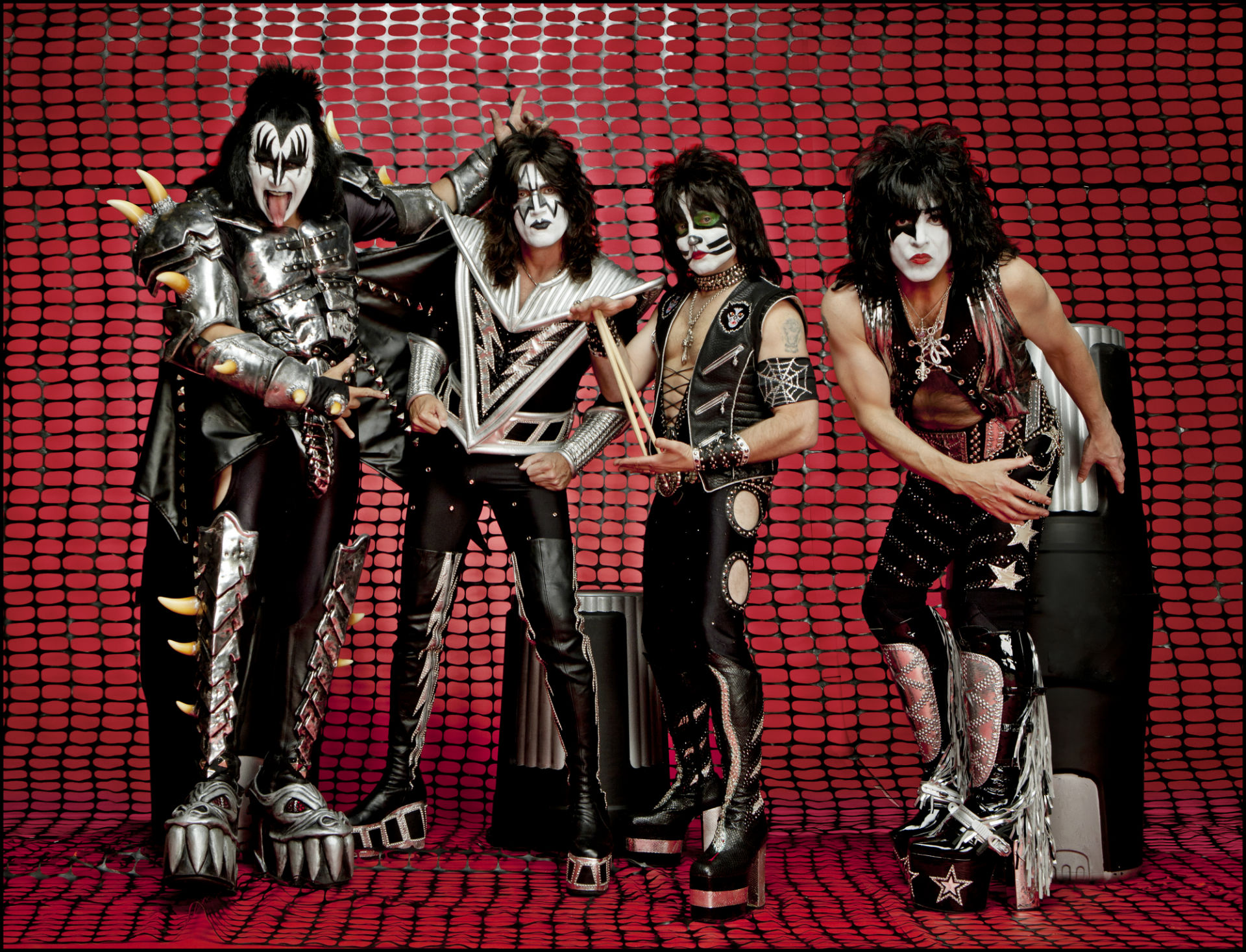 Старые кис. Группа Kiss. Хард рок группа Кисс. Группа Кисс постеры. Глэм рок группа Kiss.